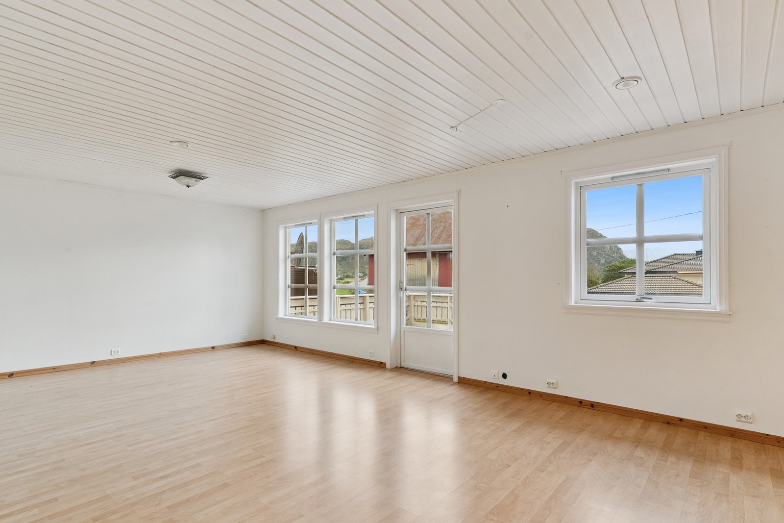 Fra stuen har du utgang til stor terrasse. Galleribilde