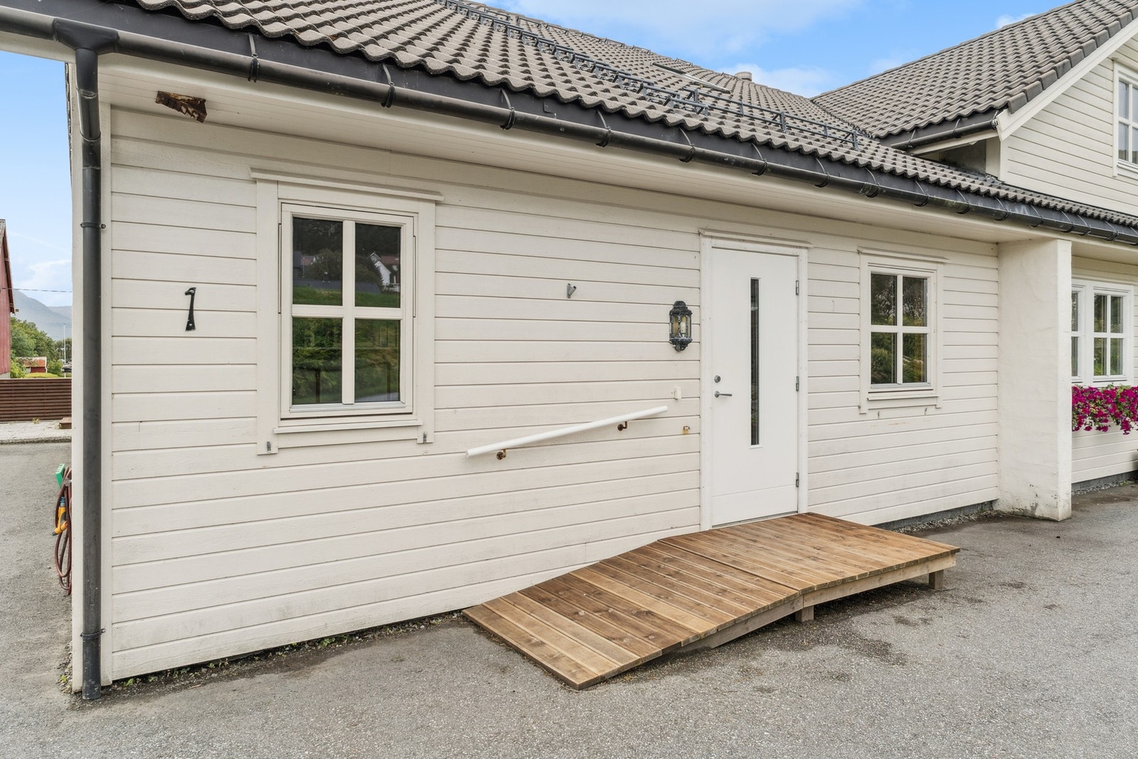 Trivelig inngangsparti ønsker deg velkommen inn! Galleribilde