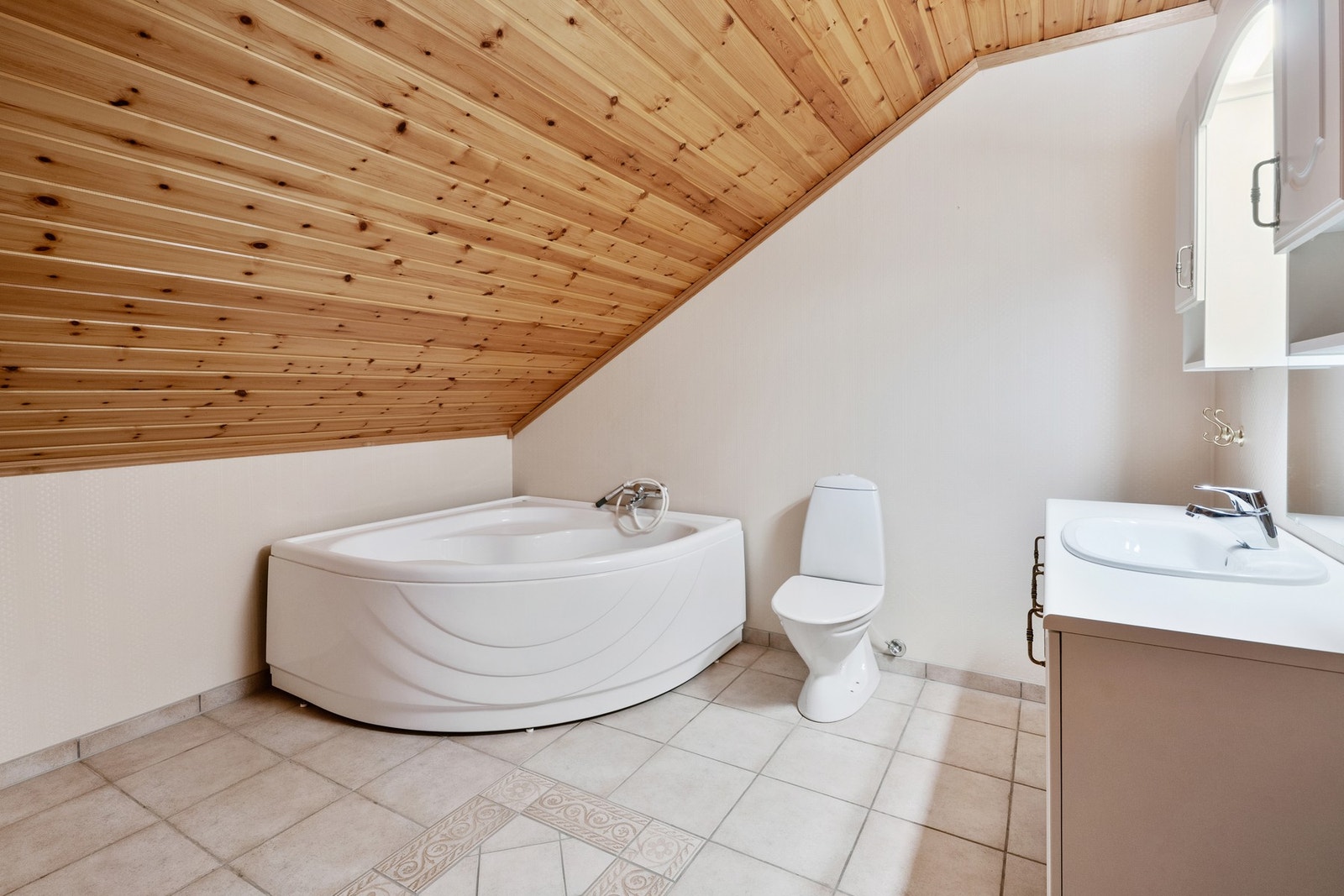 Bad på loft. Galleribilde