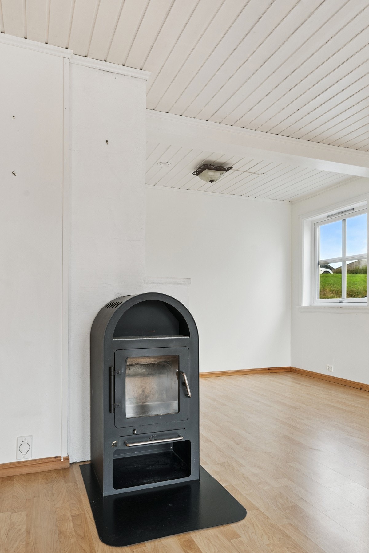 Det er vedovn på stuen som gir en hyggelig atmosfære. Galleribilde