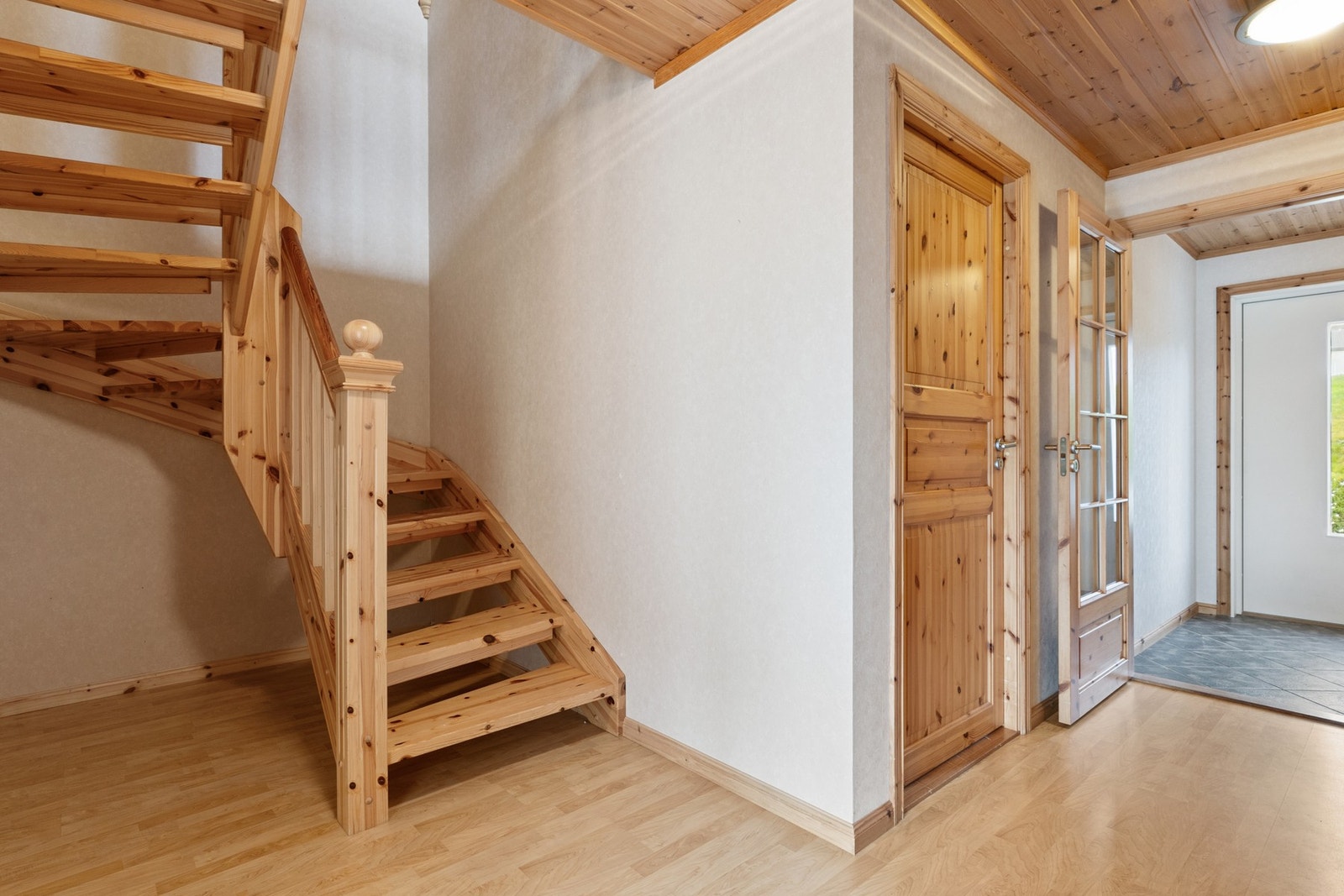 Boligen har lakkert tretrapp opp til loftsetasjen. Galleribilde