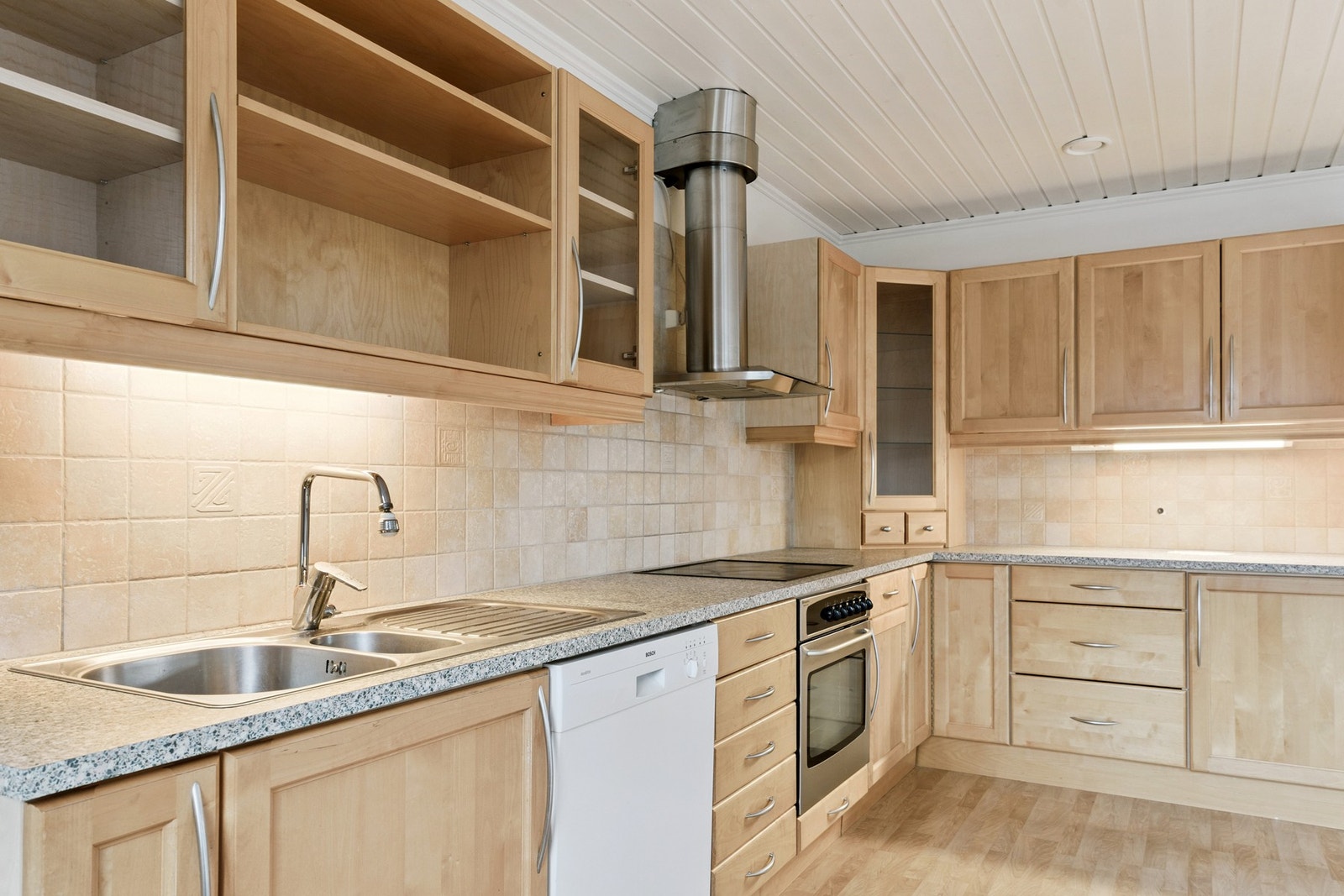 Flott kjøkken med hvitevarer som vil medfølge handelen. Galleribilde