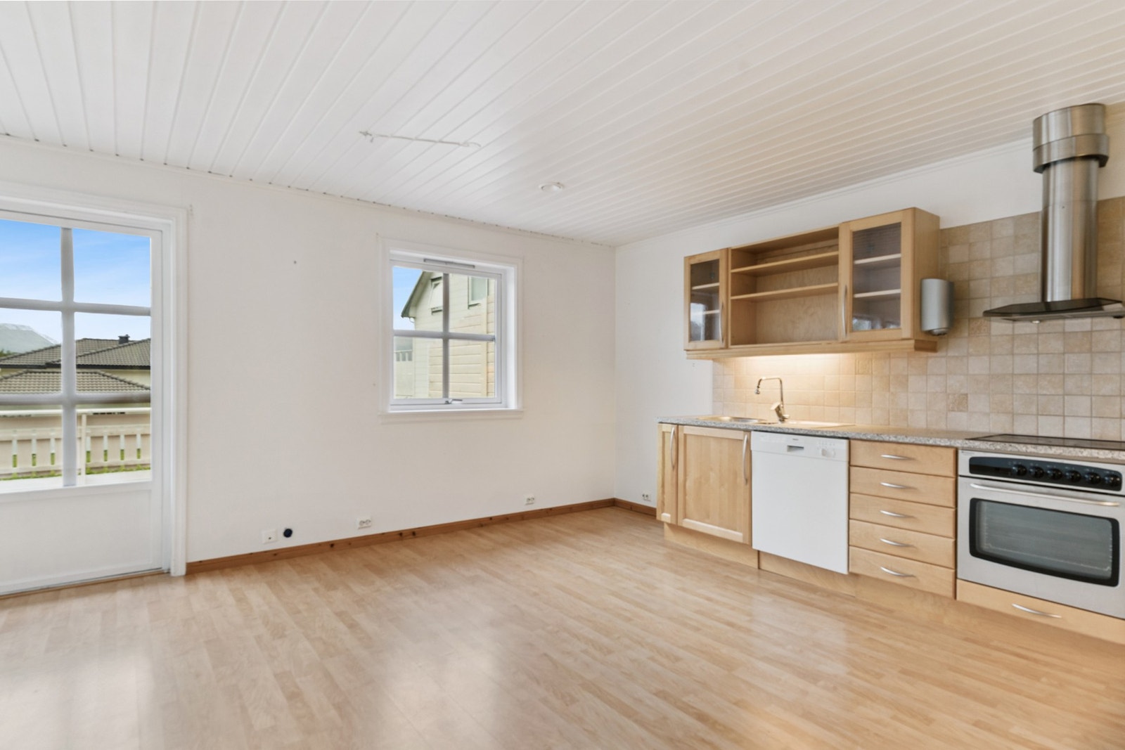 Åpen løsning mellom stue og kjøkken. Galleribilde