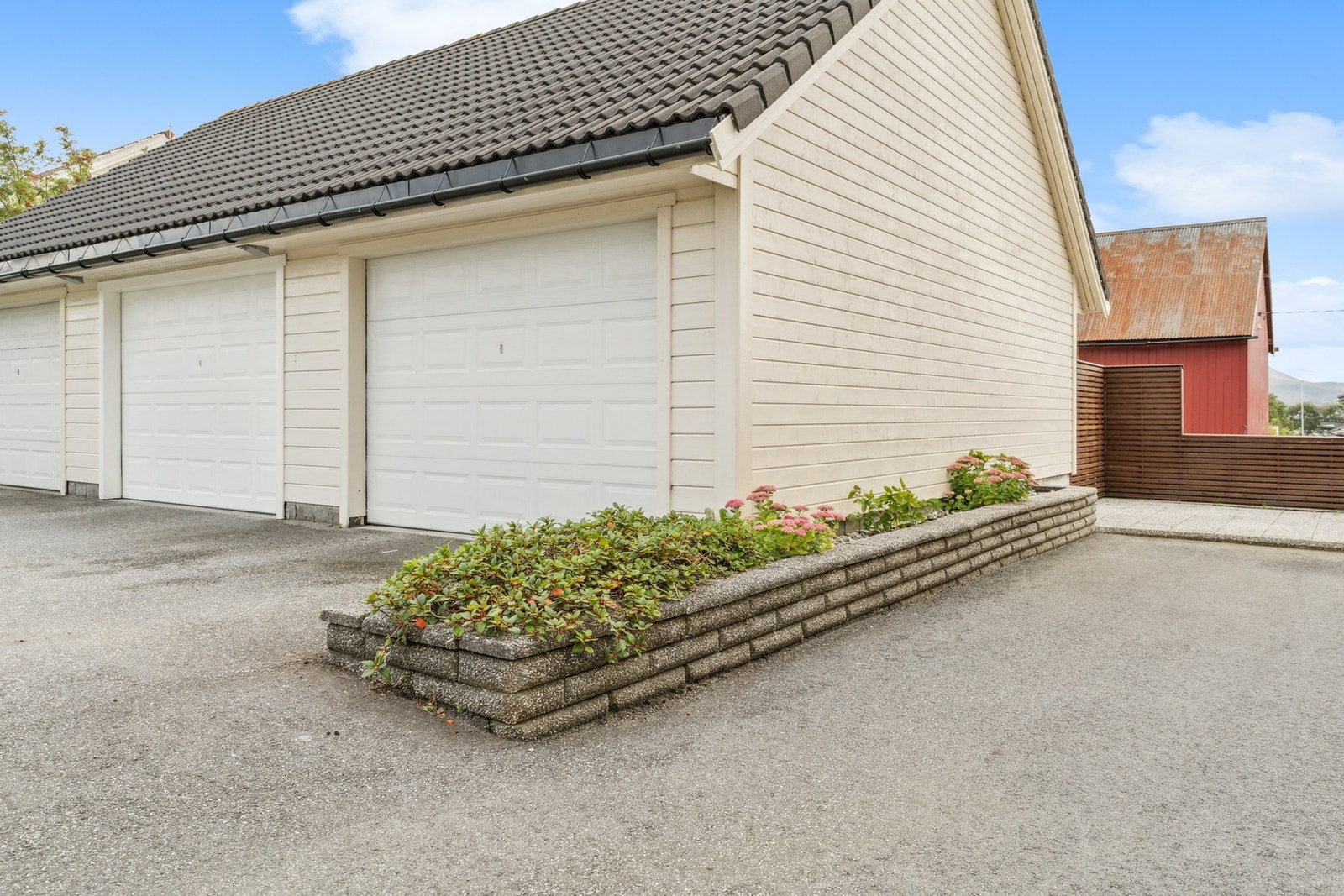 Garasje med automatisk port. Galleribilde