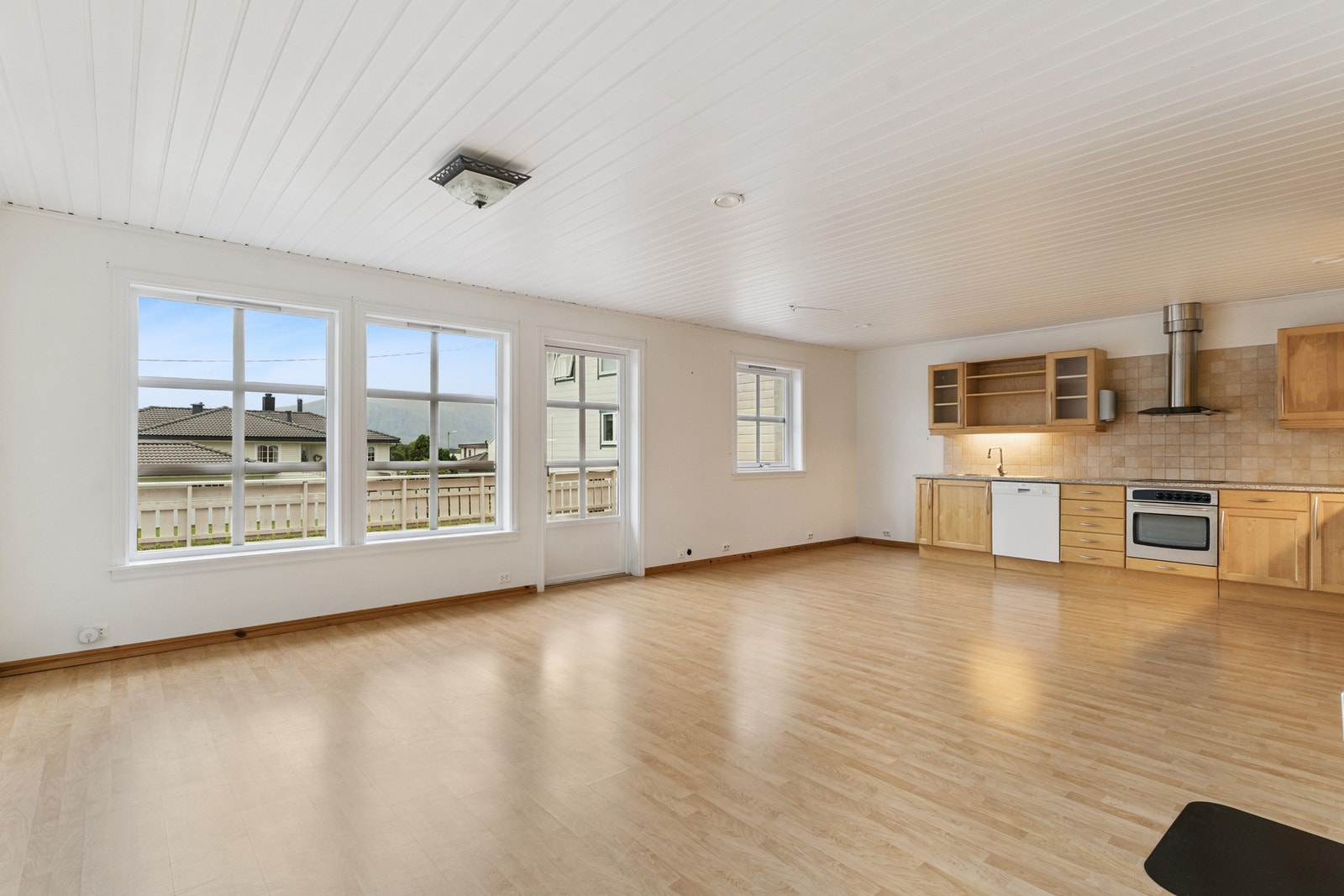 Stor stue med store vindusflater. Galleribilde