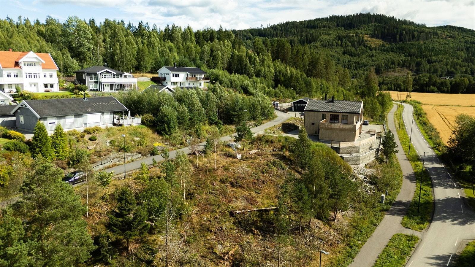 Tomten er romslig på 854 kvm. Her kan du sette opp ene eller tomannsbolig om ønskelig. (innramming er kun ment som ca estimat på tomt. Se kart for nøyaktige grenser) Galleribilde