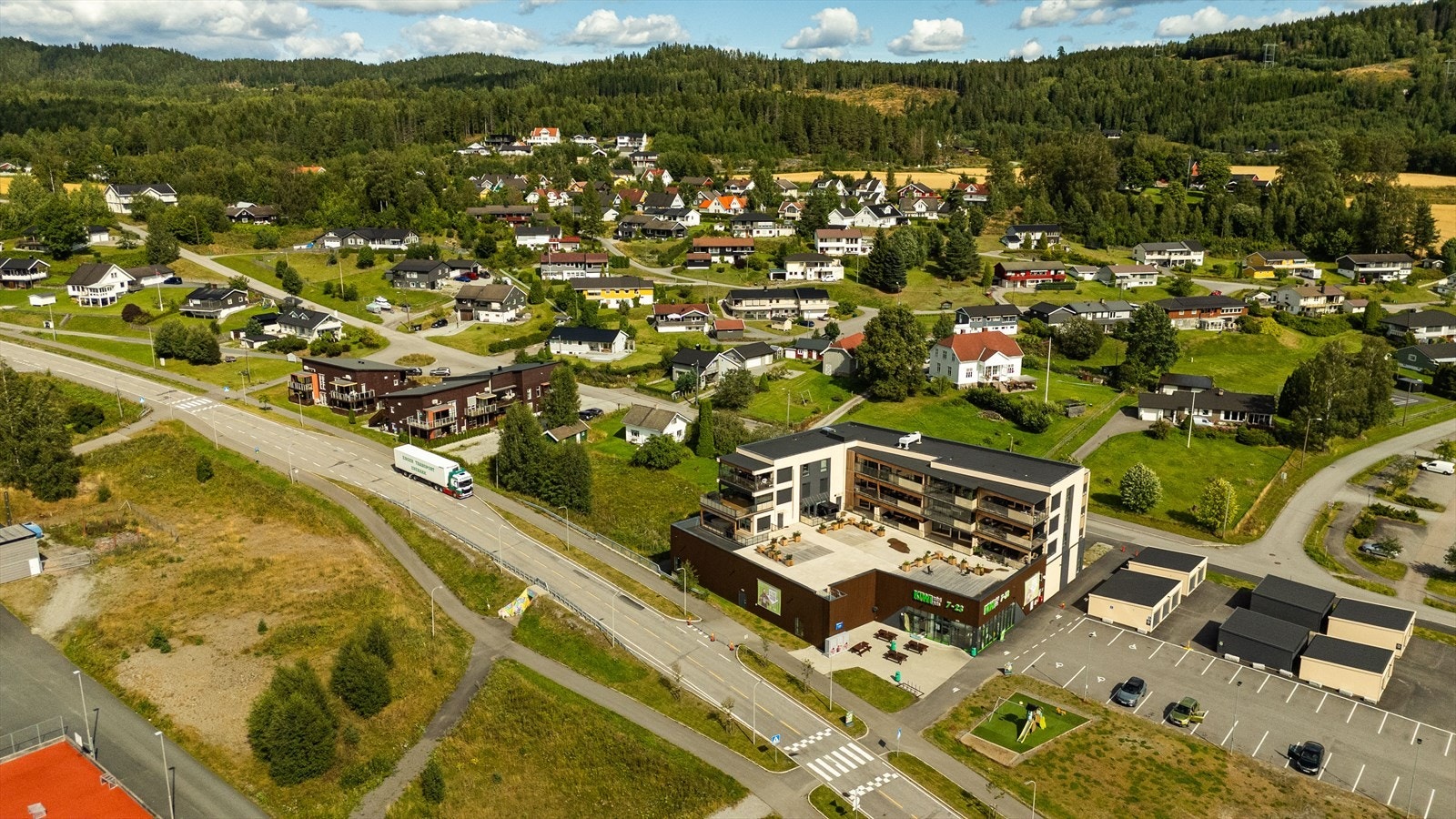 Eiendommen ligger flott til med nærhet til skole, barnehage og butikk. Galleribilde
