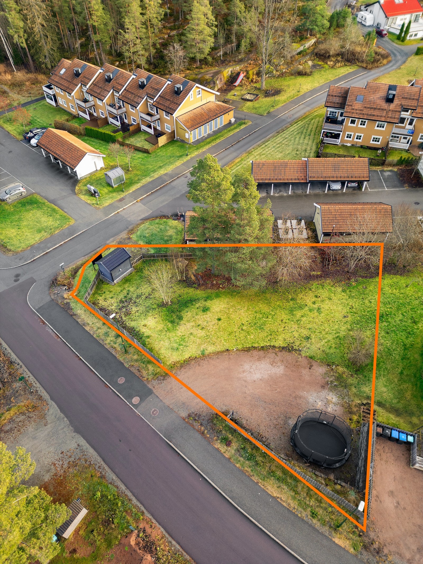 Omrisse av tomten er omtrentlig. Se vedlagte kart fra Asker kommune i salgsoppgaven. Galleribilde