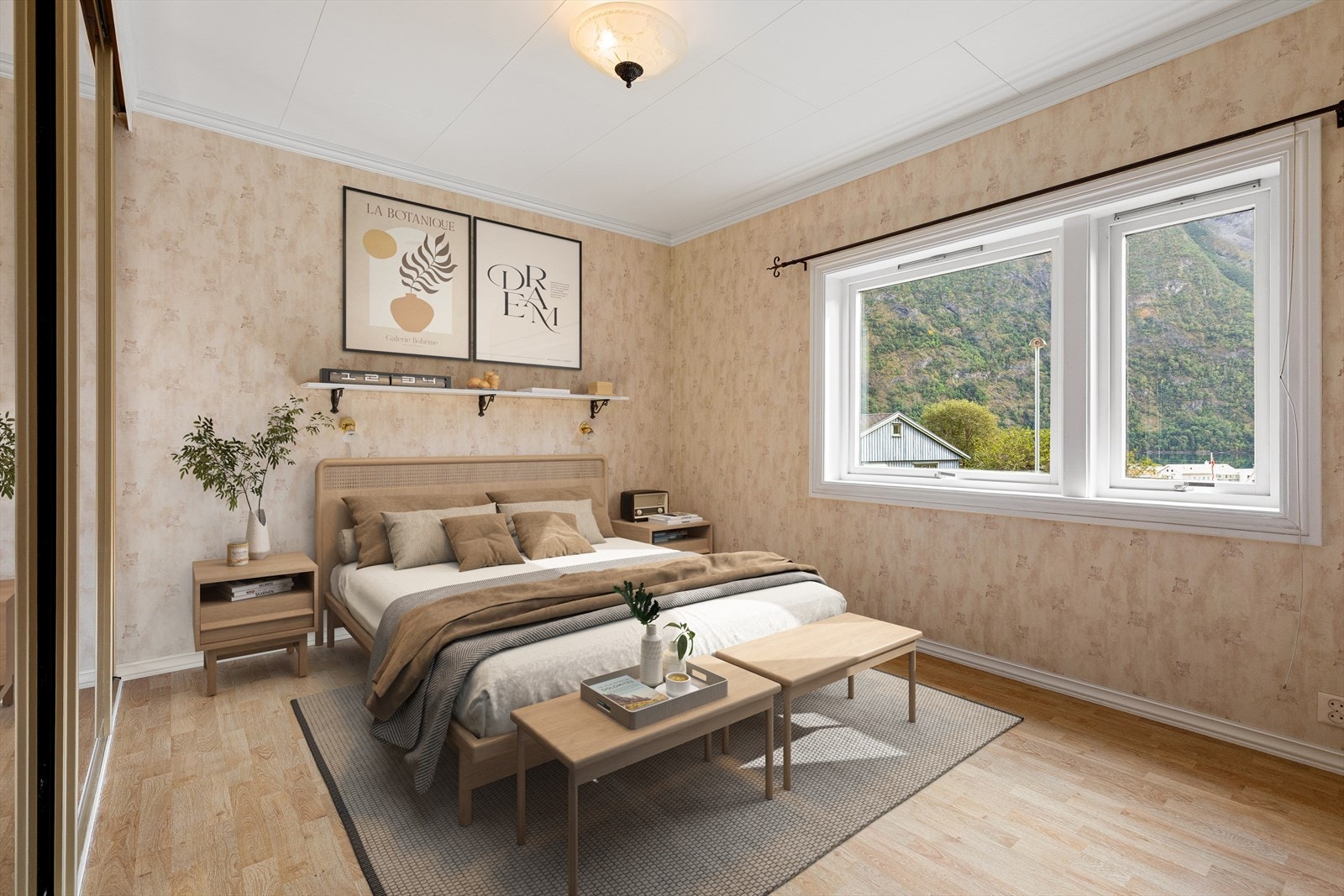 Hovudsoverom med god plass til dobbelseng. Stor skyvedørsgarderobe med speil. Galleribilde