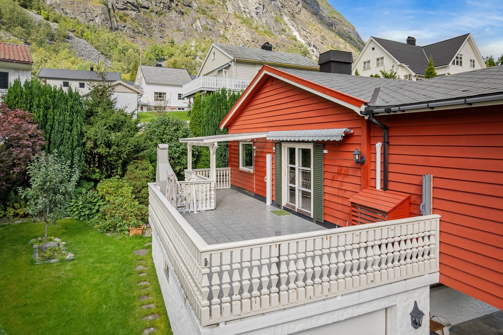 Stor solrik veranda. Galleribilde