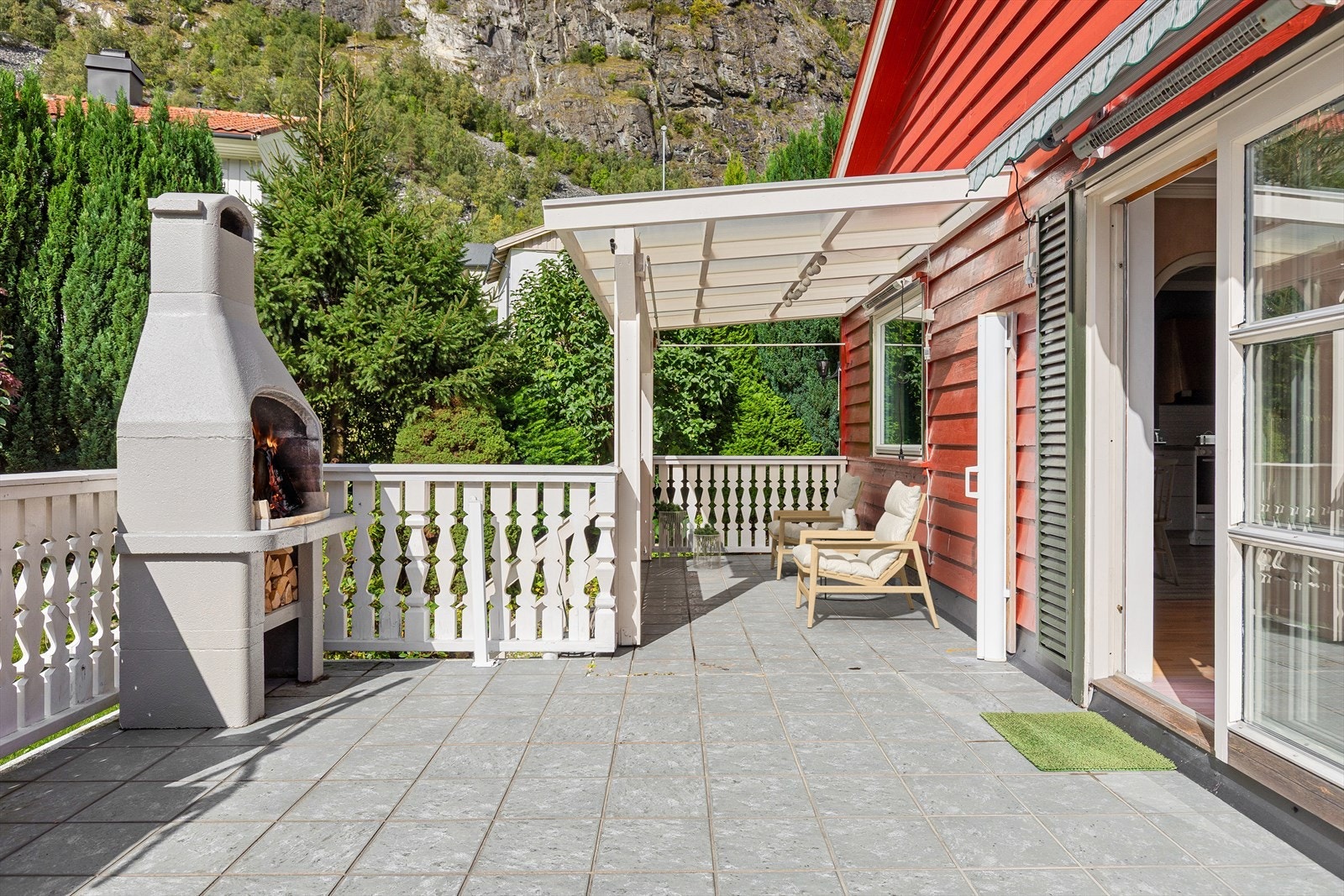 Stor veranda med utgang fra stove. Galleribilde