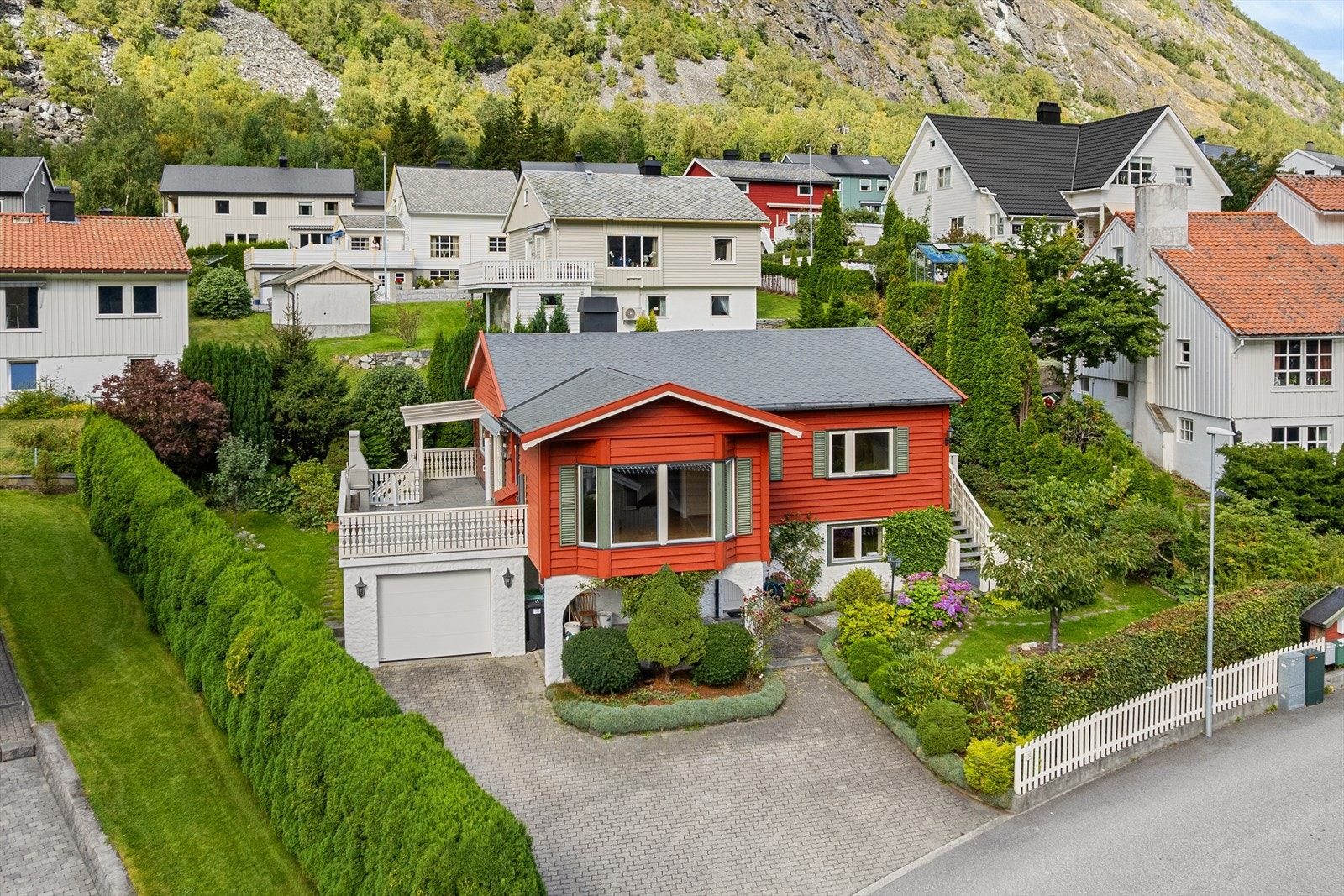 Velholdt einebustad på sjølveigartomt. Galleribilde
