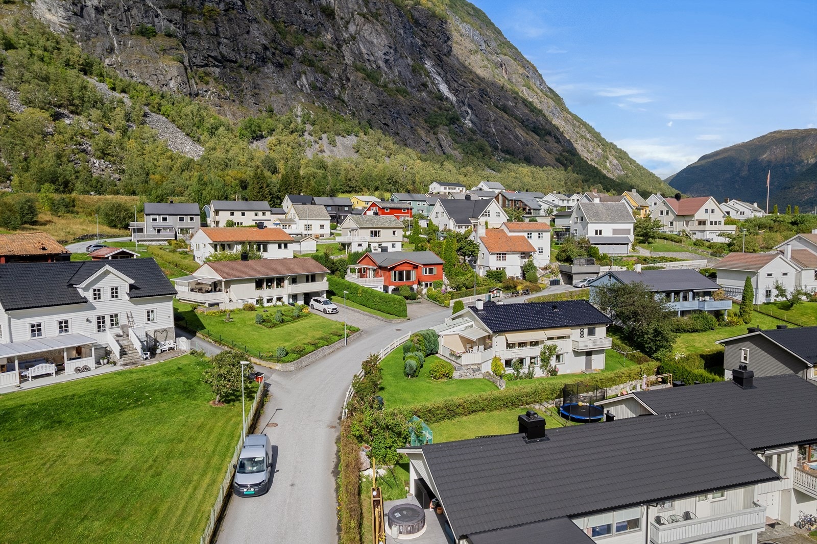 Hæreidsvegen 10 har fin beliggenheit på Årdalstangen med kort avstand til sentrum, barnehage og skule. Galleribilde