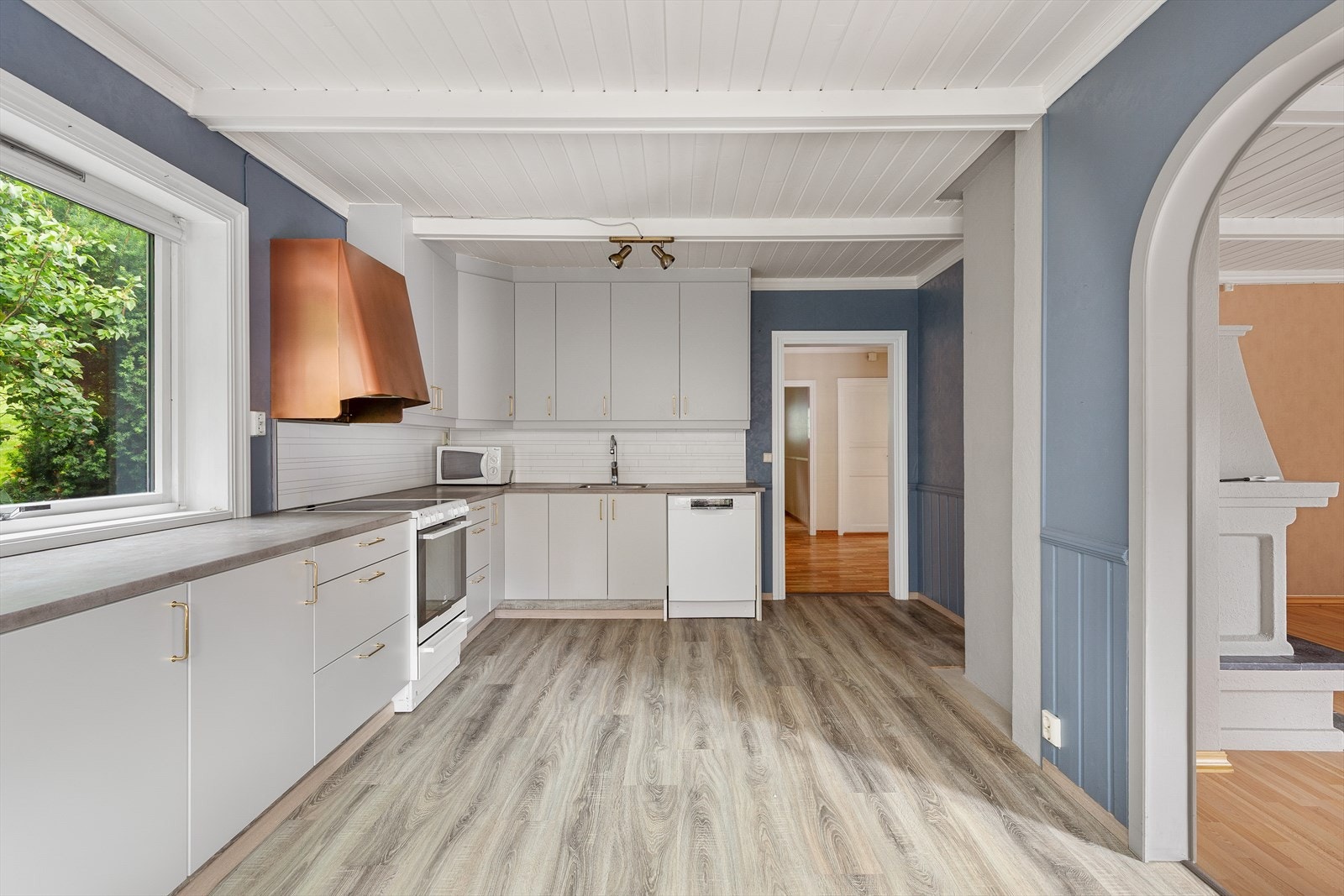 Kjøkken mot stove og gang. Galleribilde