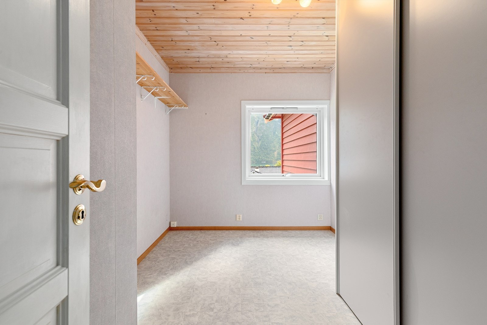 Soverom nr. 2 i hovudetasjen. Skyvedørsgarderobe. Galleribilde