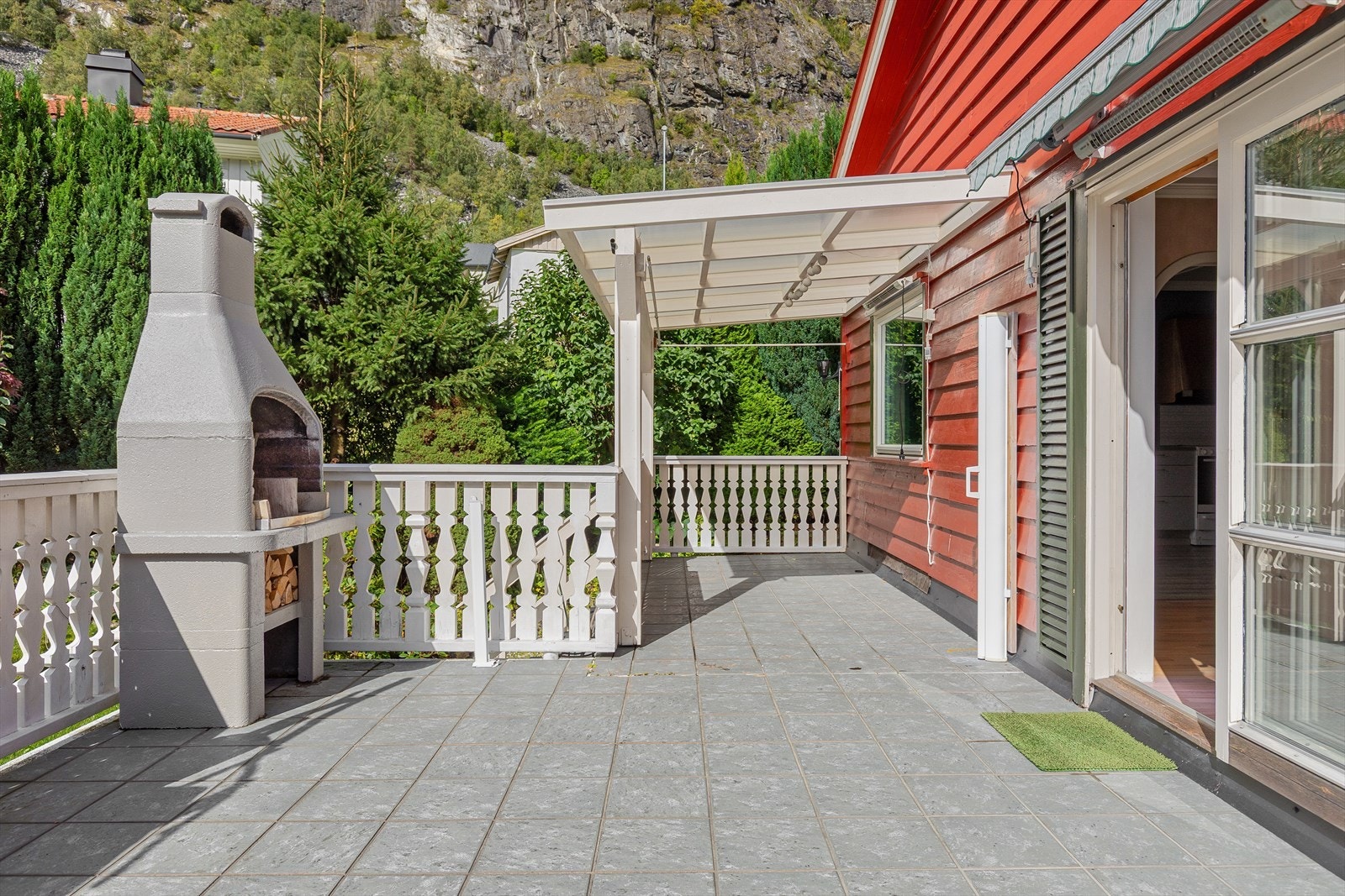 Stor veranda med utgang fra stove. Galleribilde