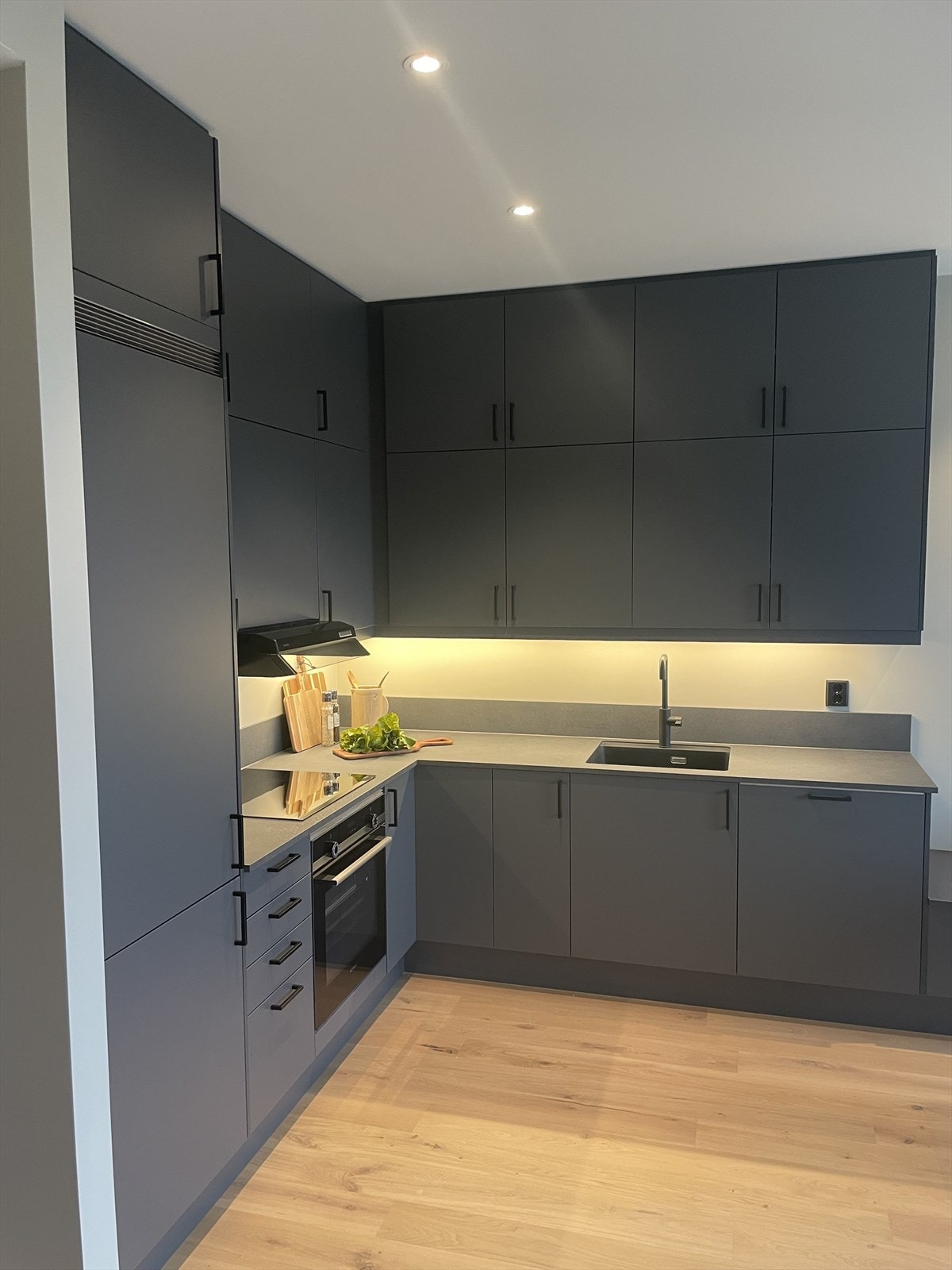 Kjøkkenet er svært godt utnyttet med skap-/benkeplass. Innredningen er fra Sigdal Galleribilde