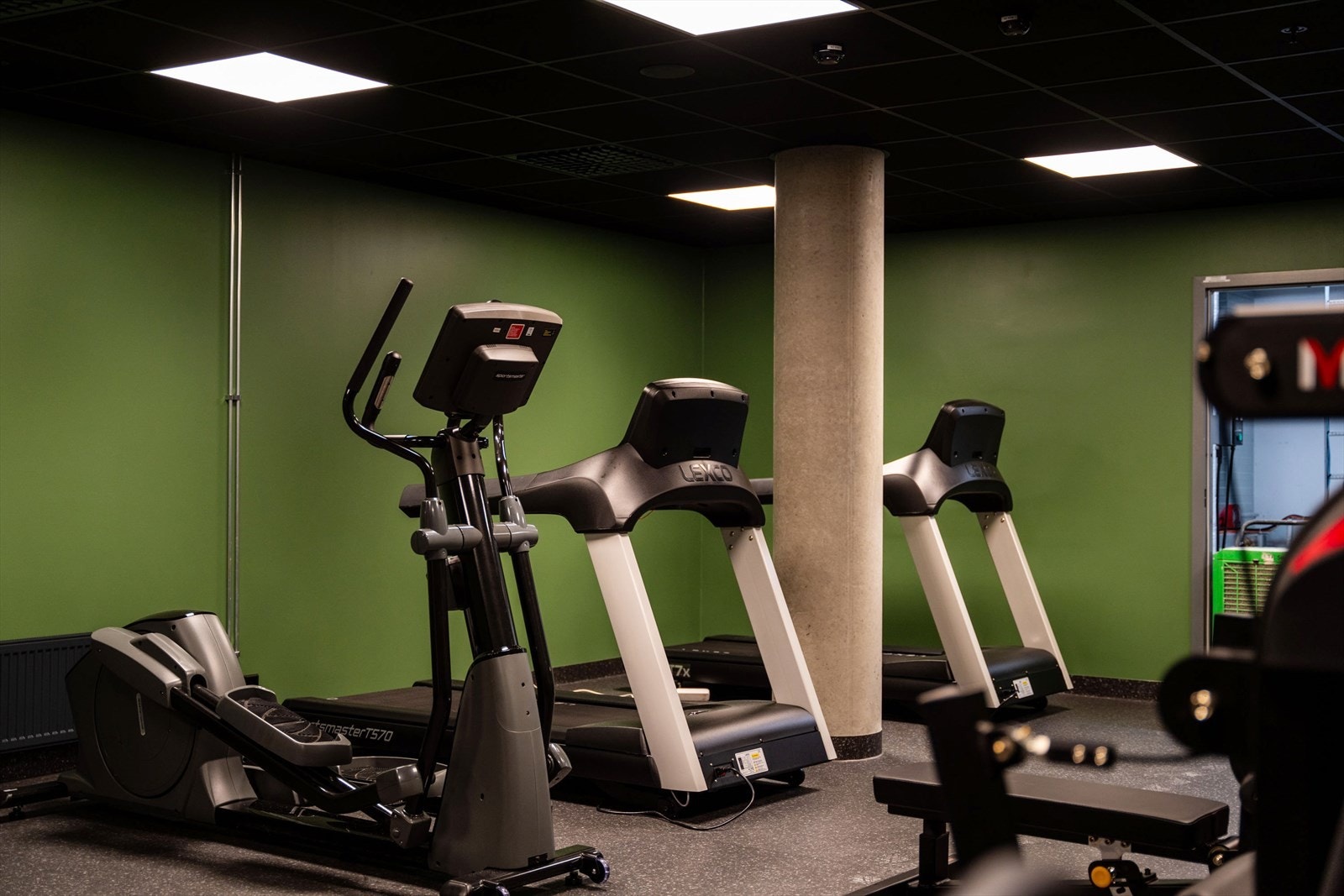 Innholdsrikt treningsrom i kjelleren Galleribilde