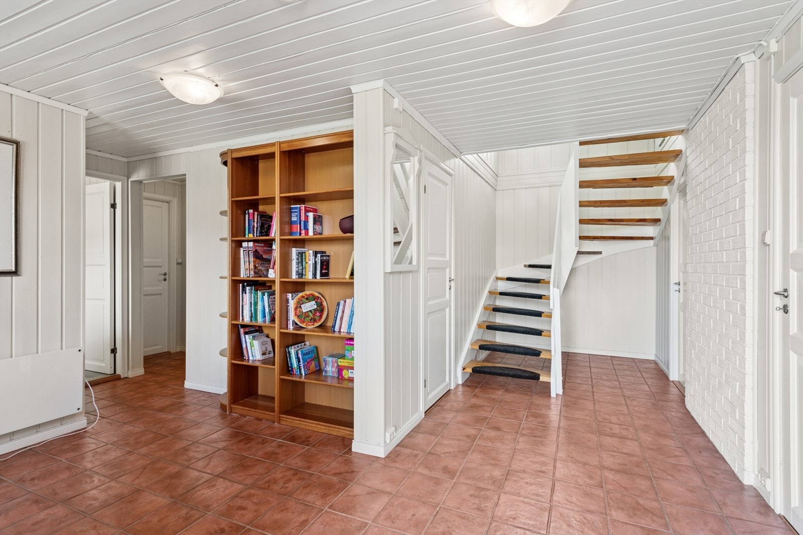 Romslig hall/ trapperom i underetasjen som leder deg videre rundt og opp i boligen. Galleribilde