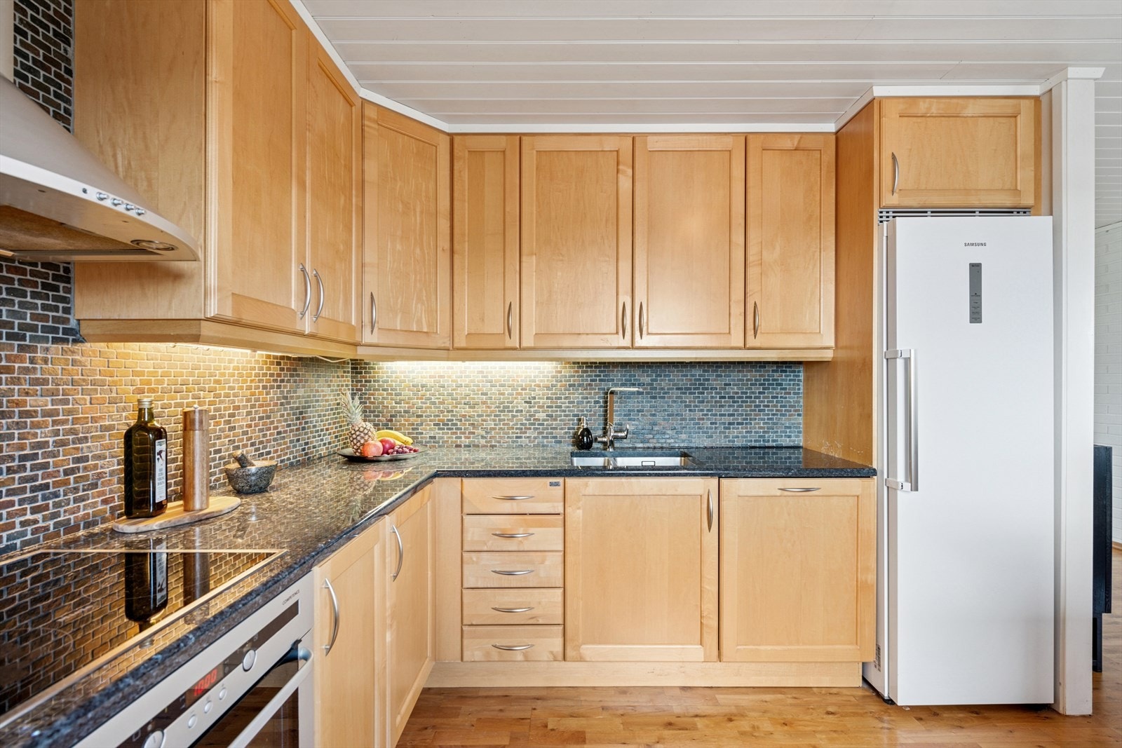 Kjøkkenet er utstyrt med platetopp, stekeovn og oppvaskmaskin, samt plass til kjøleskap. Galleribilde