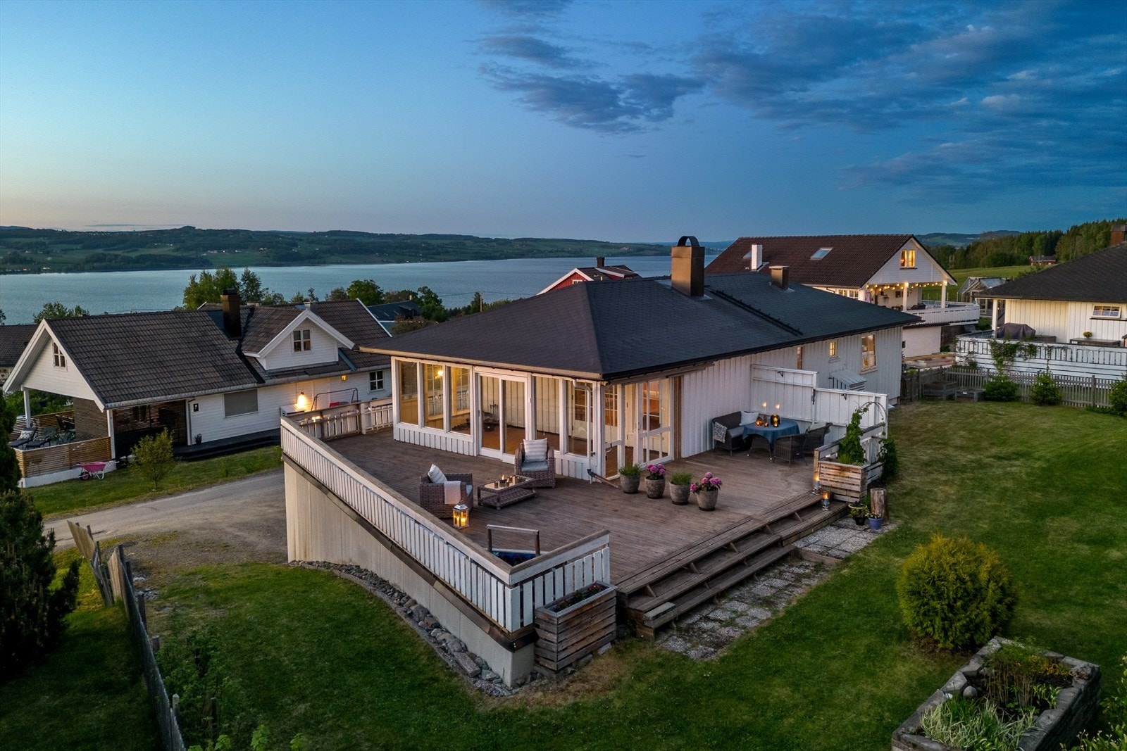 Innbydende familiebolig med dobbel garasje, stor terrasse og fin Mjøs- utsikt! Galleribilde