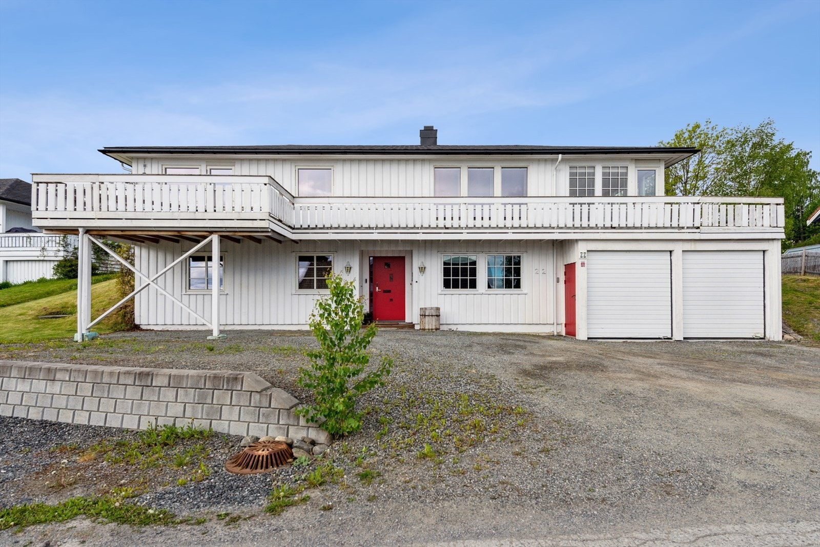 Integrert garasje med både inn- og utvendig adkomst i underetasjen. Denne er fra 2018. Carport fra 2019. Galleribilde