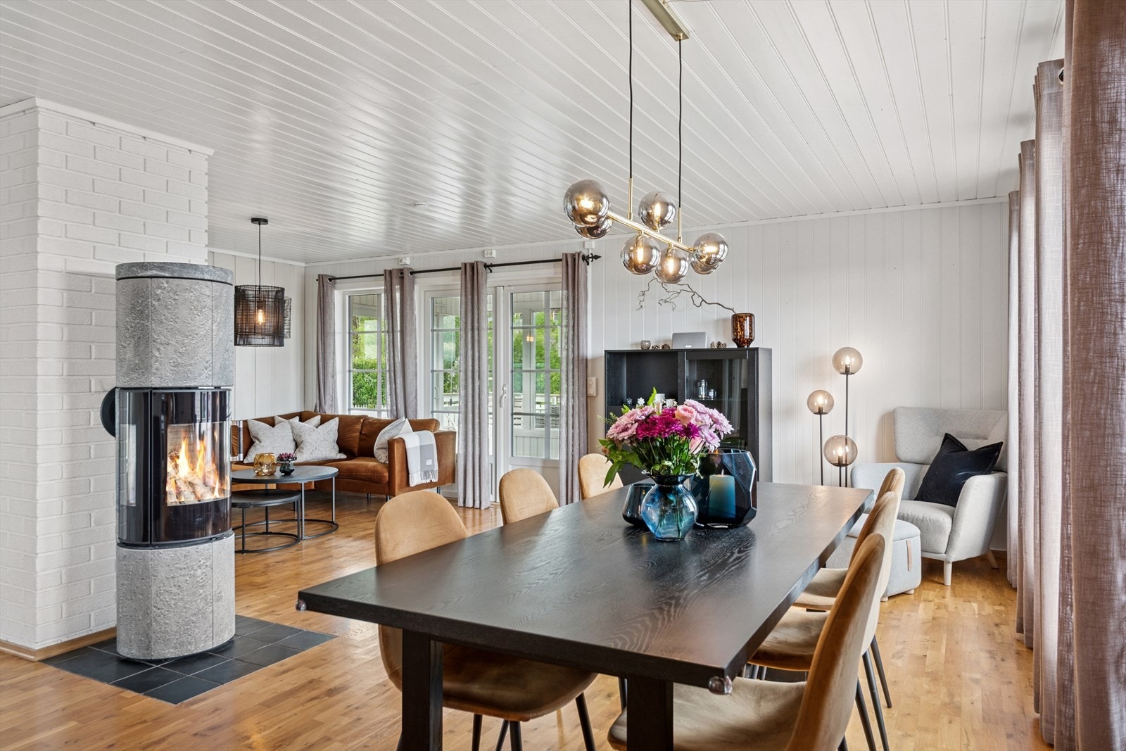 Stuen ligger i boligens hovedetasje etasje, og fungerer som det naturlige samlingspunktet. Galleribilde