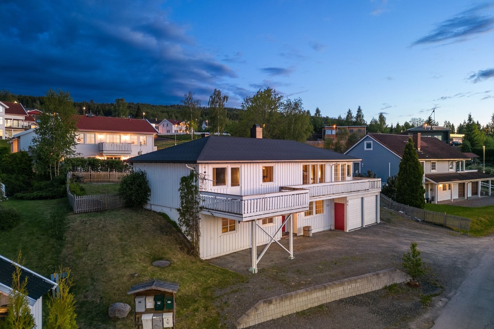 Eiendommen har en ypperlig beliggenhet i et villafelt med landlige omgivelser og fin utsikt samt gangavstand til barnehage og skole. Galleribilde