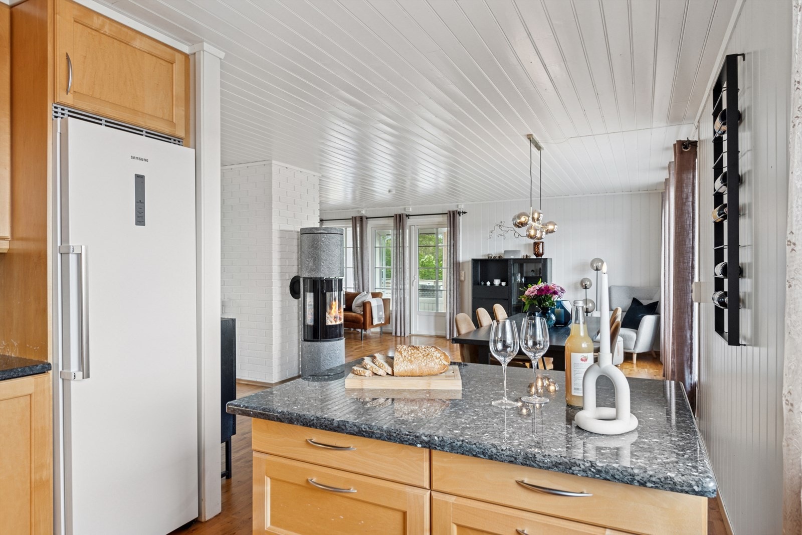 Benkeplatene av stein/ kompositt gir en fin kontrast til innredningen. Galleribilde