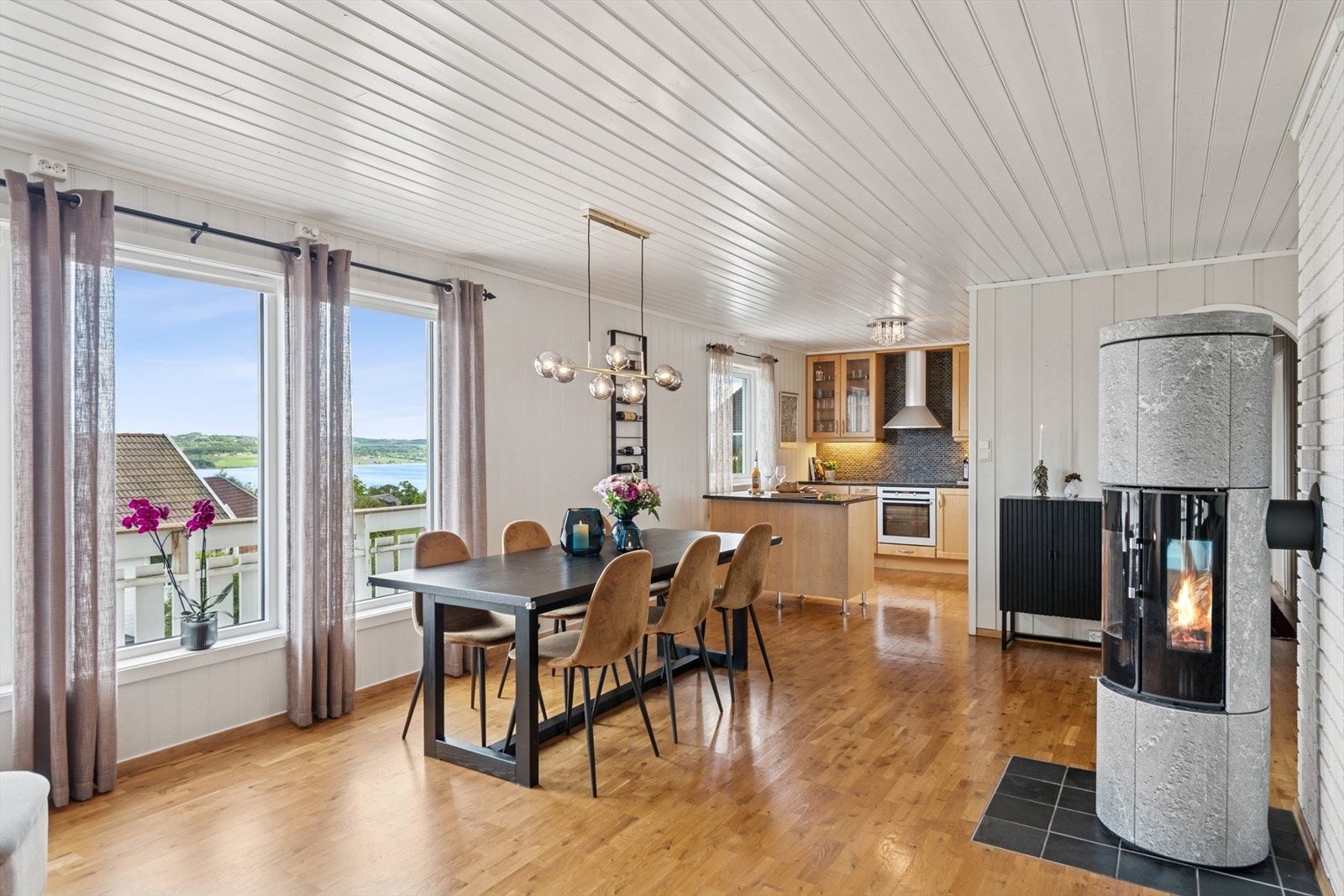 Den åpne løsningen gir en god og luftig romfølelse. Galleribilde