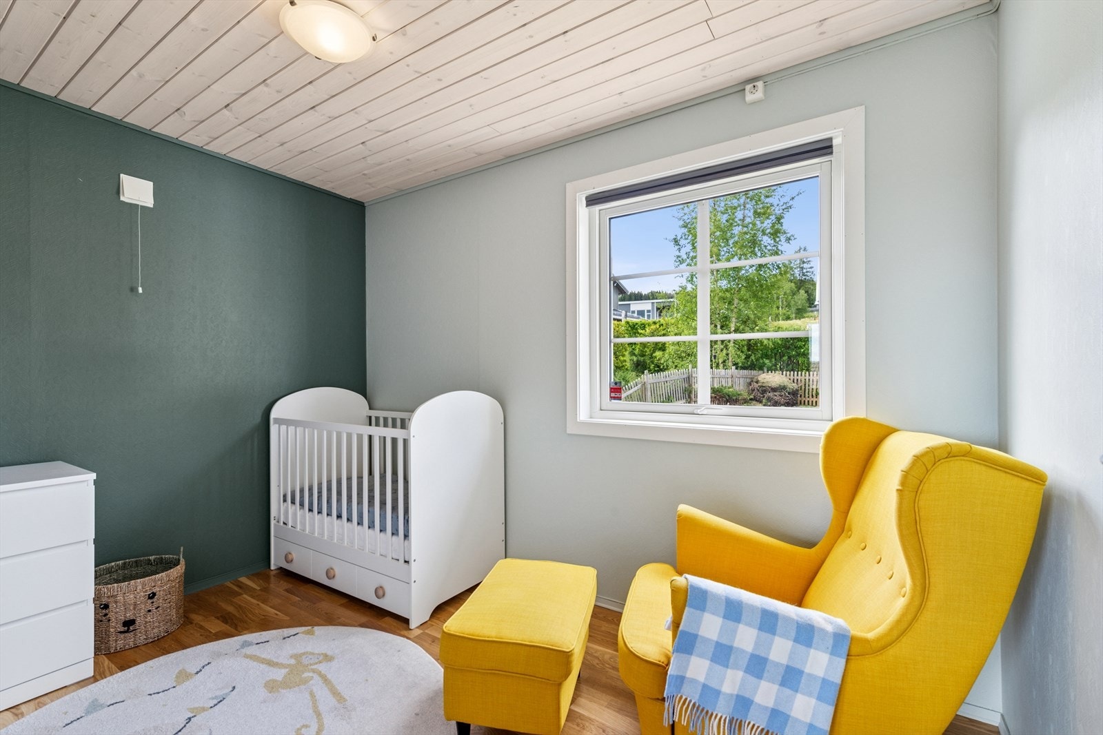 Det er 2 gode soverom i boligens første etasje. Galleribilde