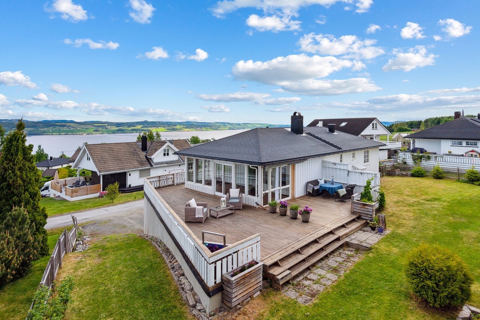 Velkommen til Kvennhusvegen 22. Huset fikk ny takshingel, renner, nedløp og beslag i 2018 Galleribilde