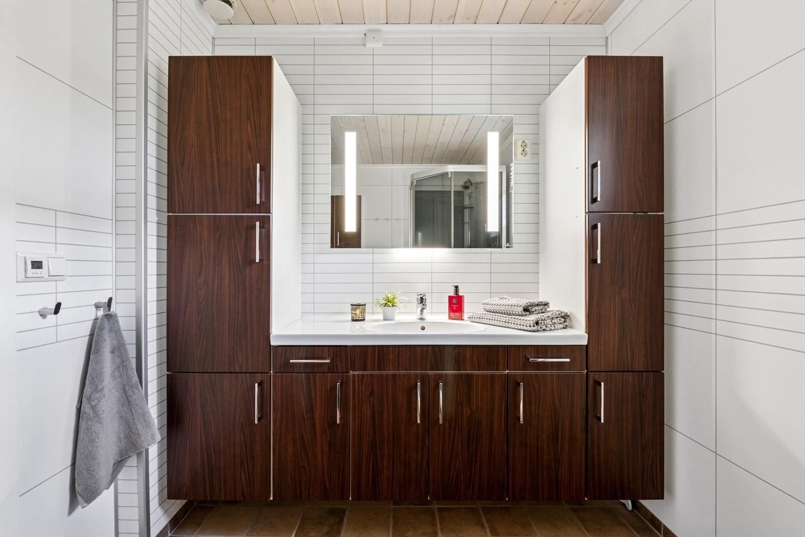 Badet er utstyrt med toalett, dusjkabinett og baderomsinnredning. Galleribilde