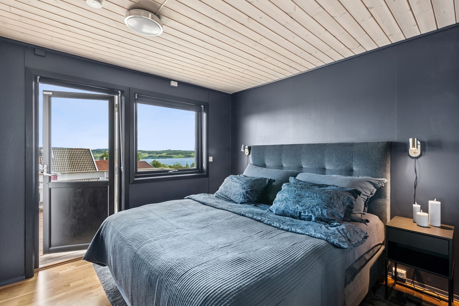 Hovedsoverommet har en meget god størrelse og egen utgang til terrassen. Galleribilde