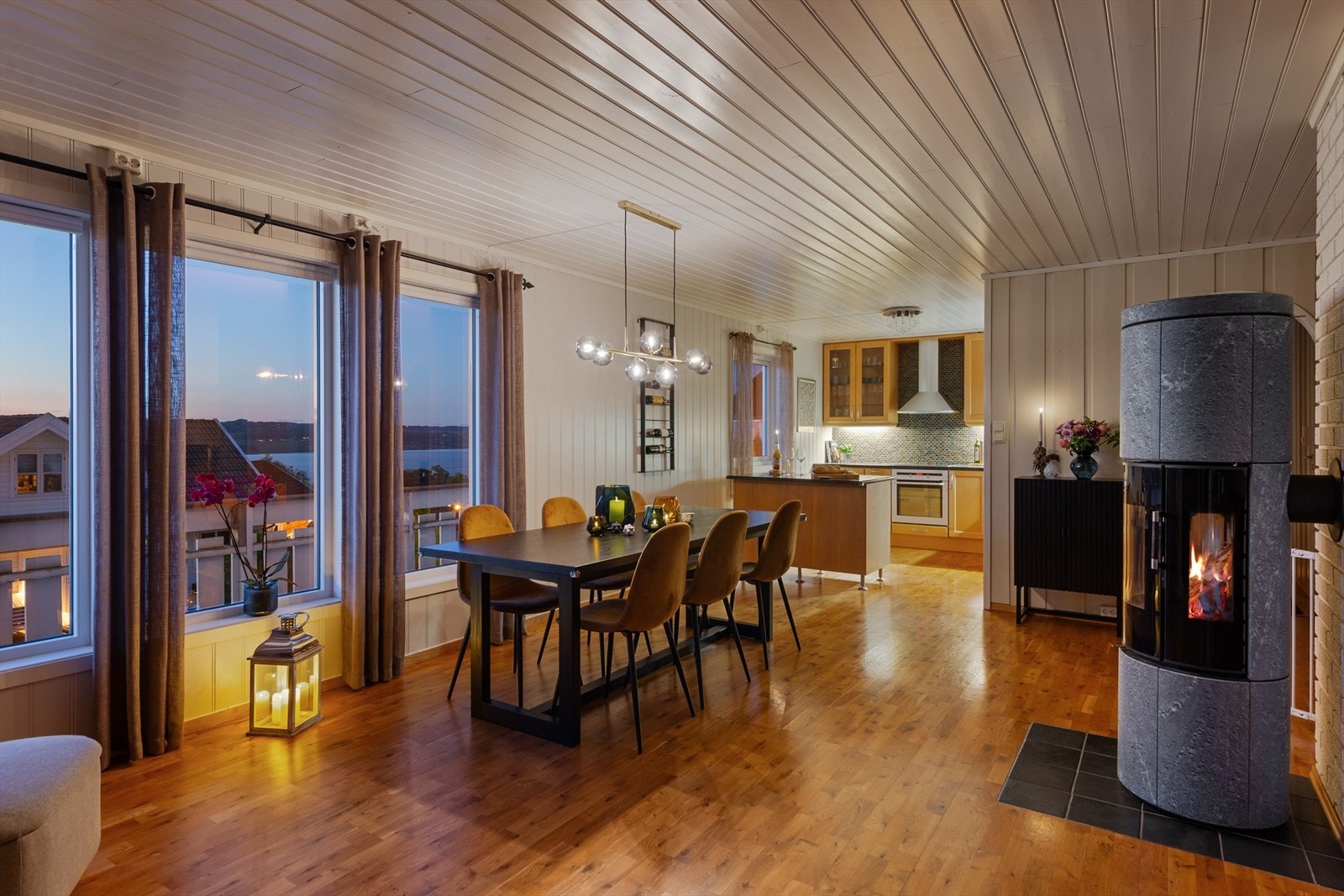 Store gode vinduer sørger for rikelig med dagslys og et herlig utsyn mot kveldshimmelens fargespill. Galleribilde