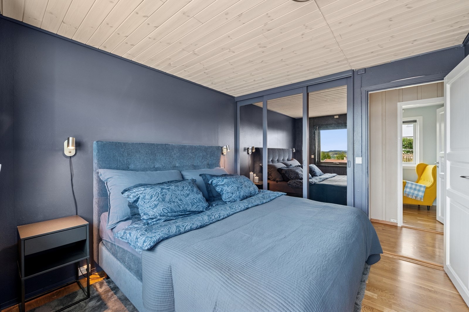 Plassbygget skyvedørsgarderobe med speildører. Galleribilde