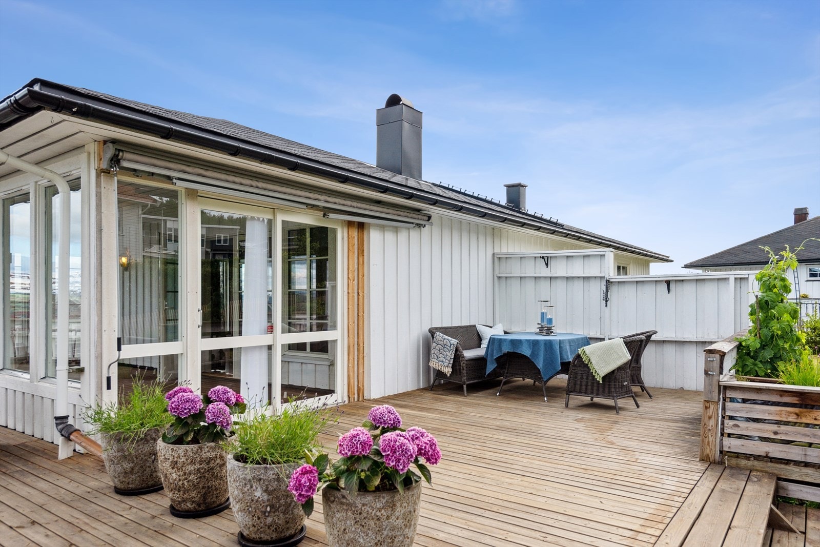 Videre kommer du ut på den åpne delen av terrassen, som også har direkte adkomst til hagen. Galleribilde