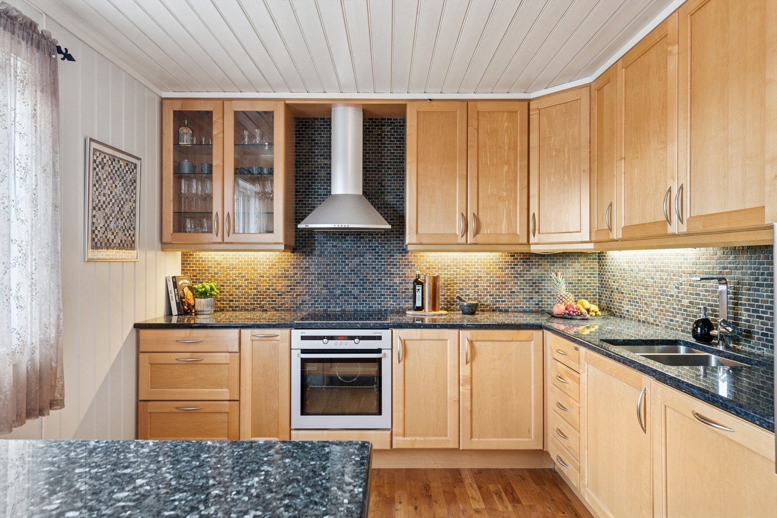 Her har du rikelig med oppbevaringsplass i skuffer og skap samt godt med arbeidsrom ved kjøkkenbenker. Galleribilde