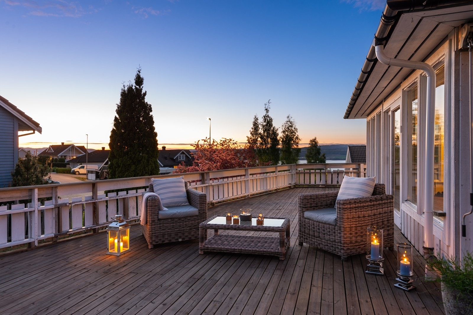 Rikelig med plass til å invitere venner og familie til en hyggelig sommerdag. Galleribilde