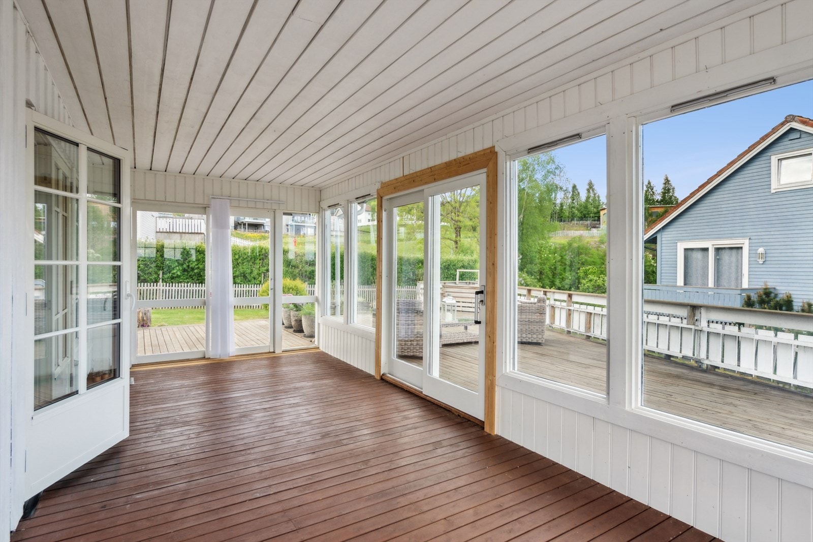 Fra stuen kommer du ut i den innglassede terrassen, som blir som en forlengelse av stuen og gjør at utetiden kan nytes lenger. Galleribilde