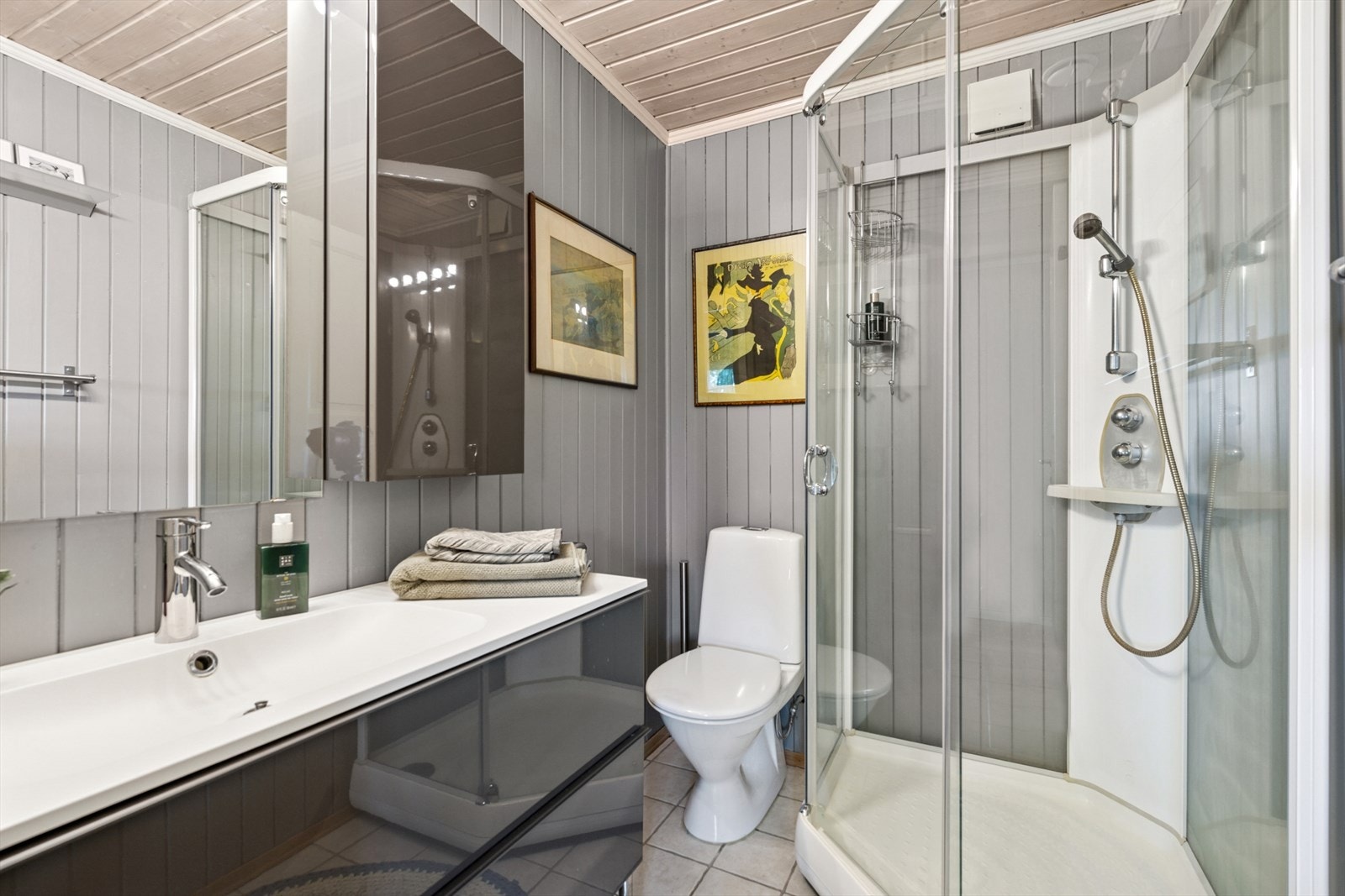 Det er to baderom i boligen, hvor dette ligger i underetasjen. Galleribilde