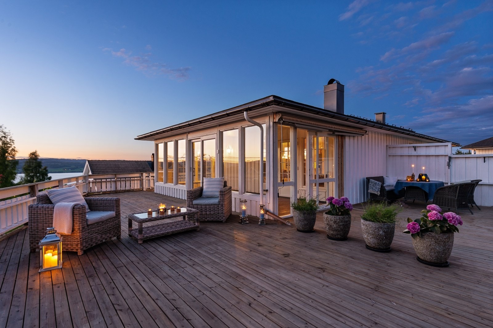 Den enorme terrassen på 97 kvm gir gode muligheter for å nyte både godværsdager og utsikt. Galleribilde