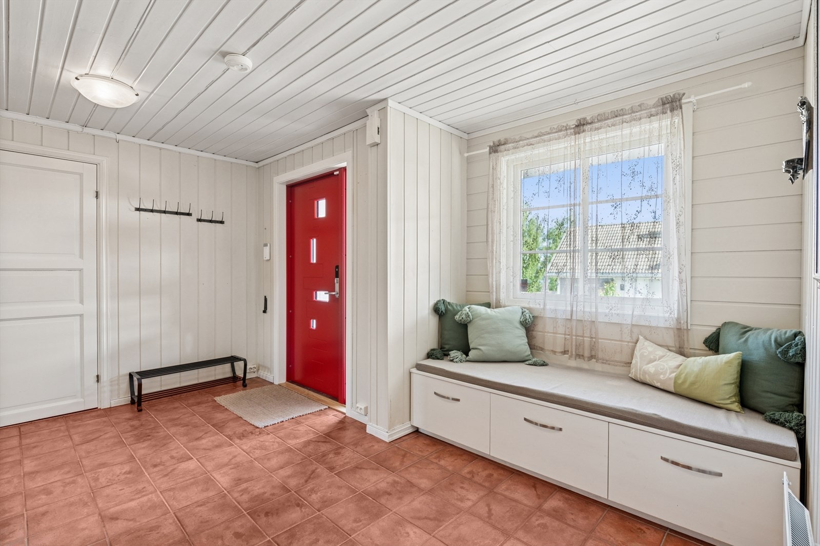 Du ønskes velkommen inn i lys entré med god plass til å sette skoene og henge yttertøyet. Galleribilde