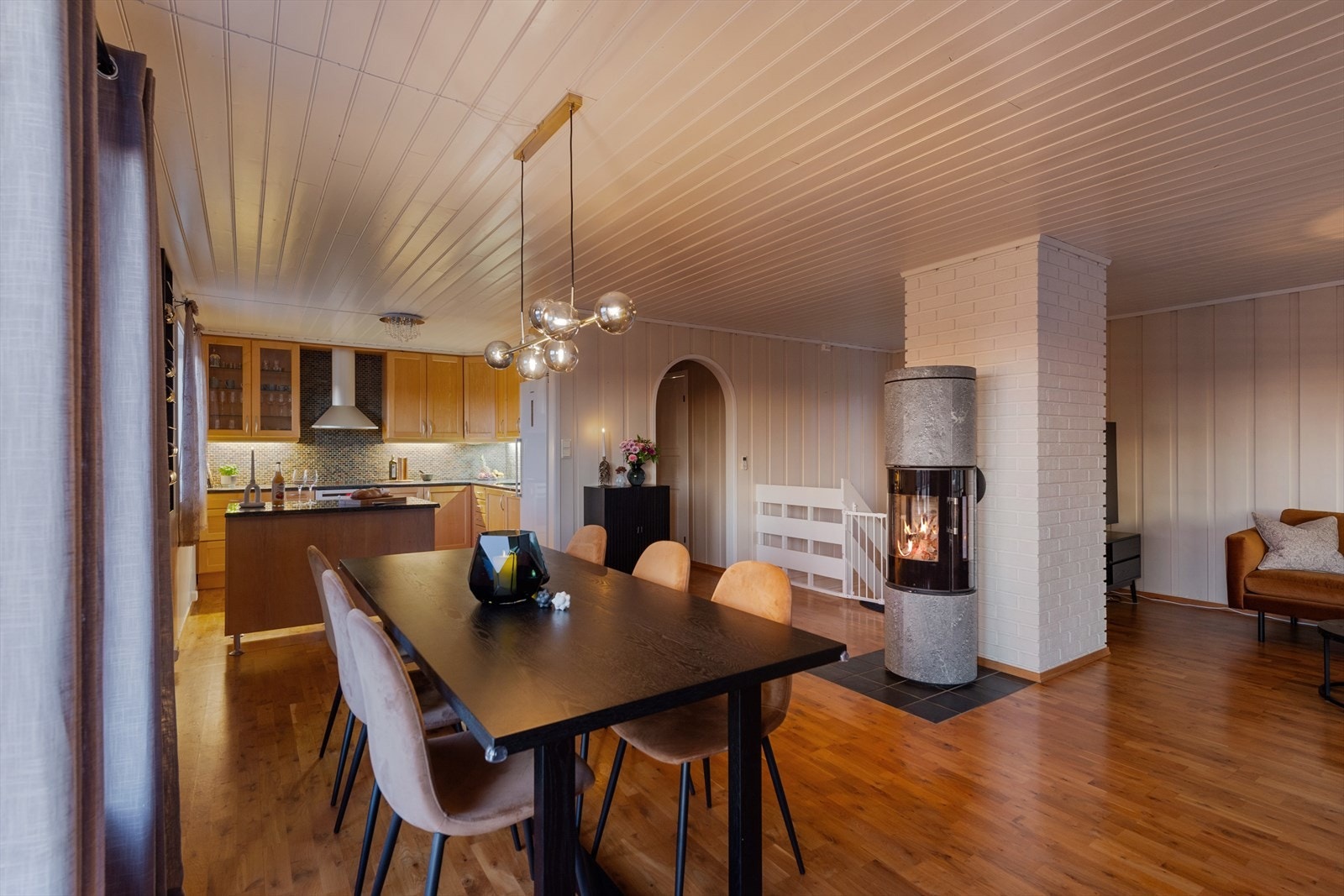 Peisovnen i stuen gir både ekstra varme og hygge. Galleribilde