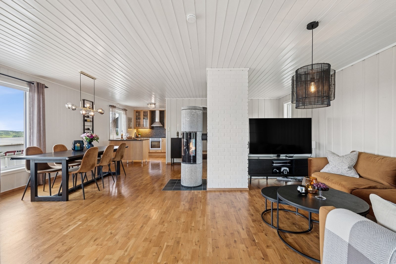 Den romslig stuen gir plass til både salong, lesekrok og spisestuemøblement. Galleribilde