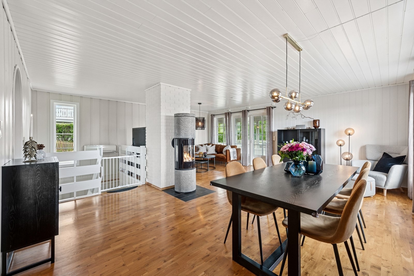 Vedovn ble montert i 2005. Det er også varmepumpe som befinner seg i trappegangen Galleribilde