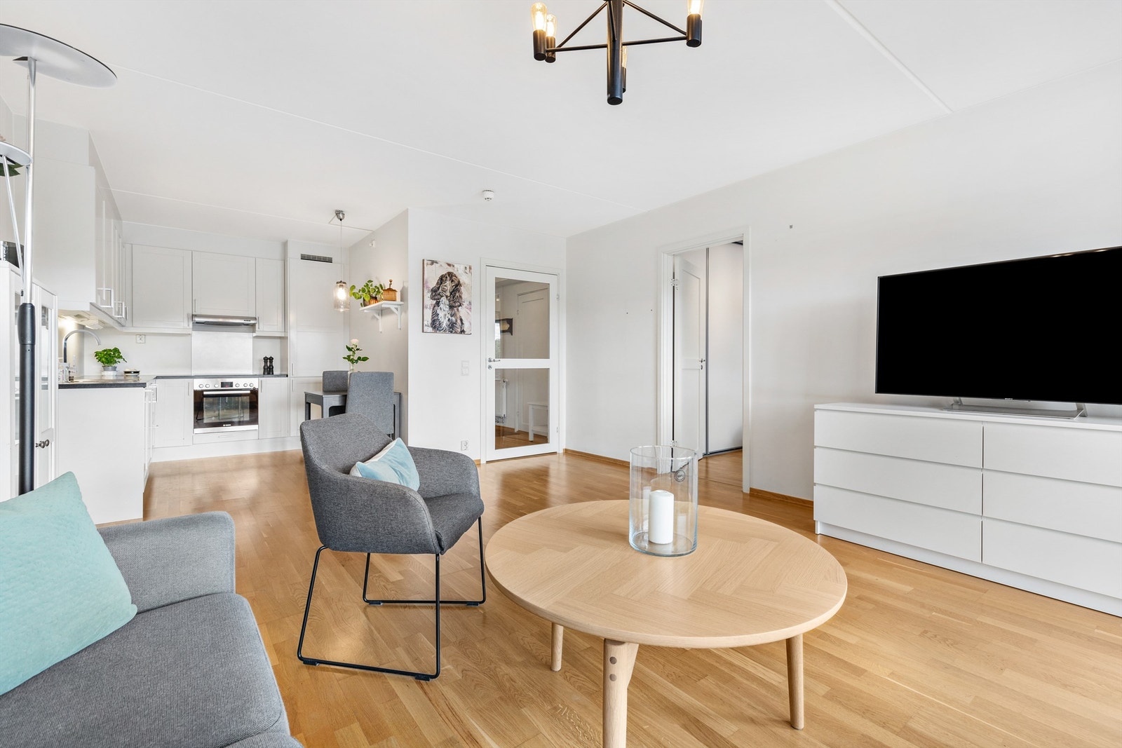 Stue med plass til sittegruppe og TV-område. Åpen løsning mellom stue og kjøkken. Galleribilde