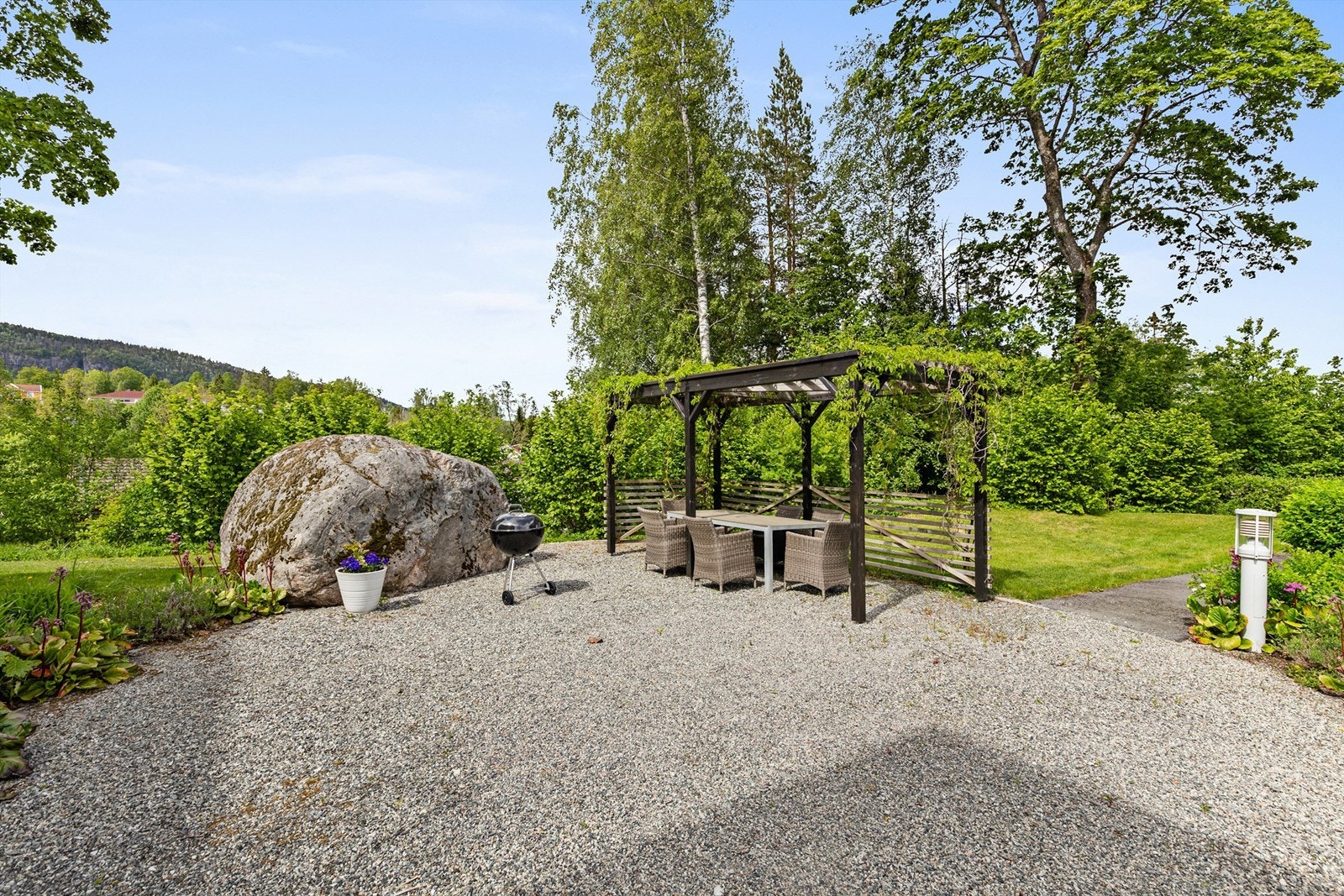 Boligsameiet har felles tomteareal opparbeidet med blant annet asfalterte internveier, sykkelstativer, sittebenker, plenarealer og diverse beplantning. Galleribilde