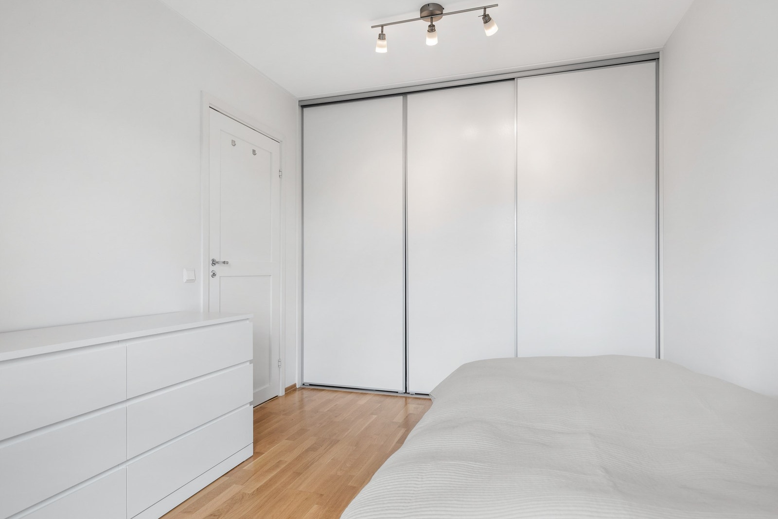 Integrert skyvedørsgarderobe på soverommet. Galleribilde