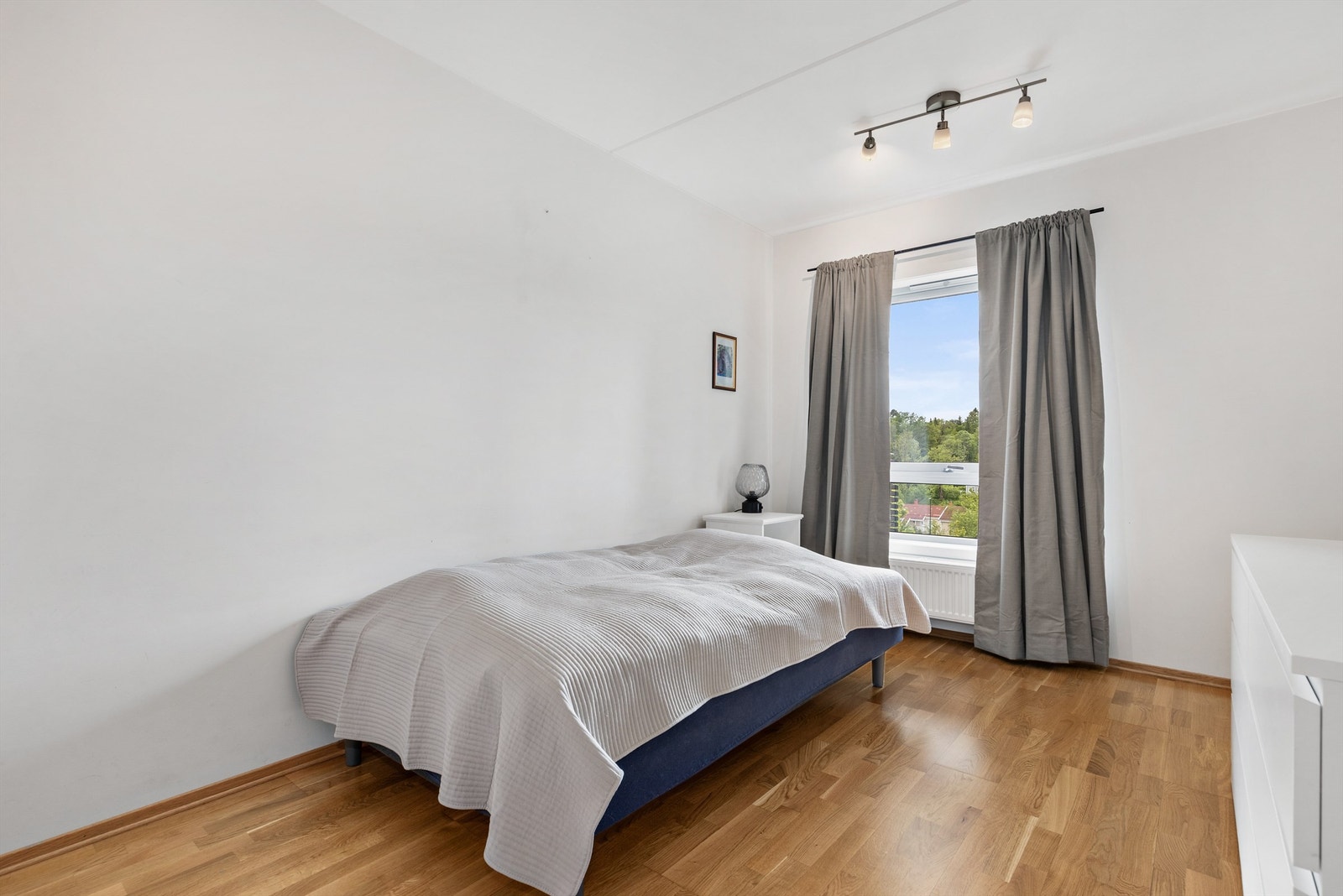 Soverom med plass til dobbeltseng med nattbord på hver side. Galleribilde